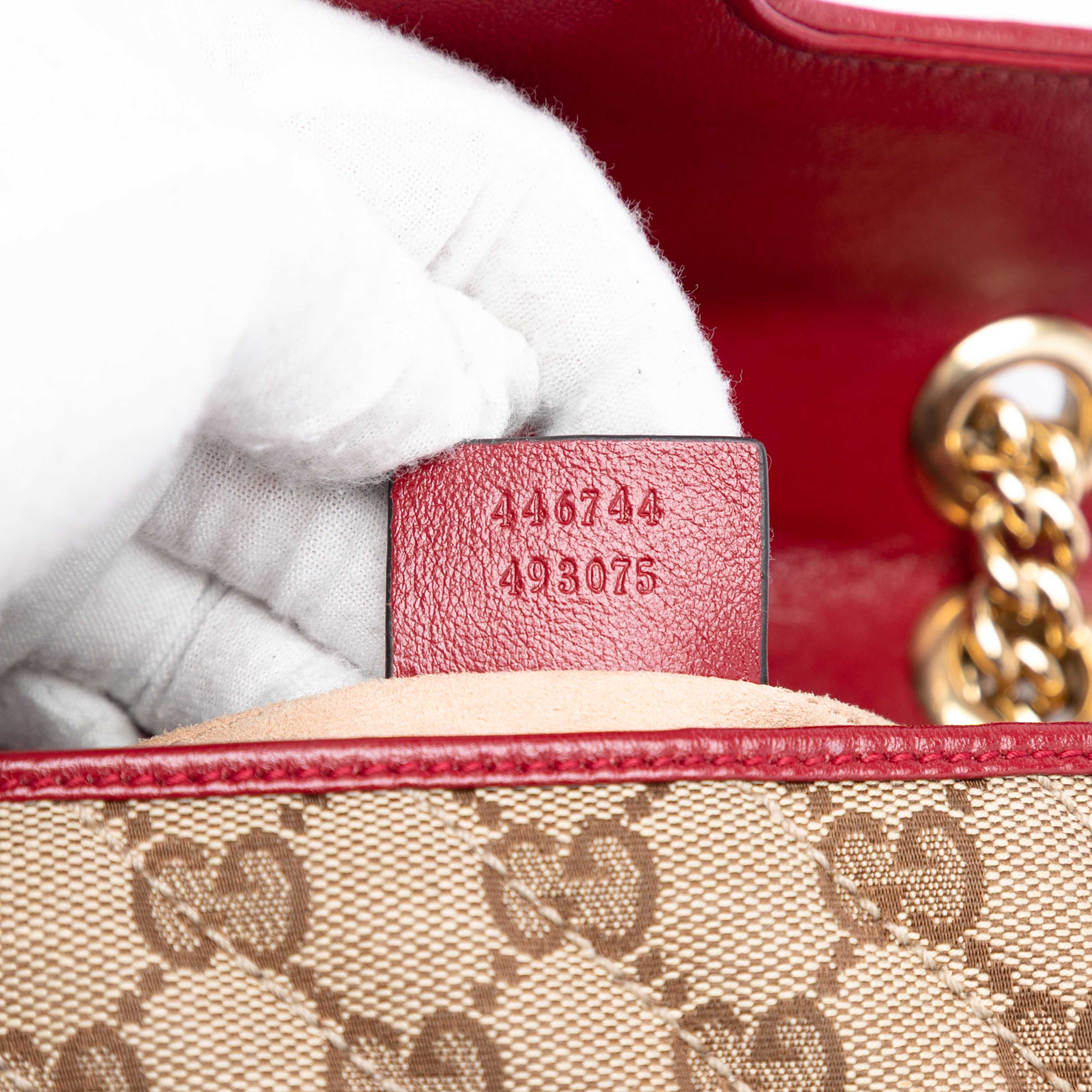 Gucci Small Gg Marmont Matelasse Diagonal Gg Canvas And Leather Shoulder Bag, från Luxclusif, i färgen beige. Klicka för att öppna bilden i stort format
