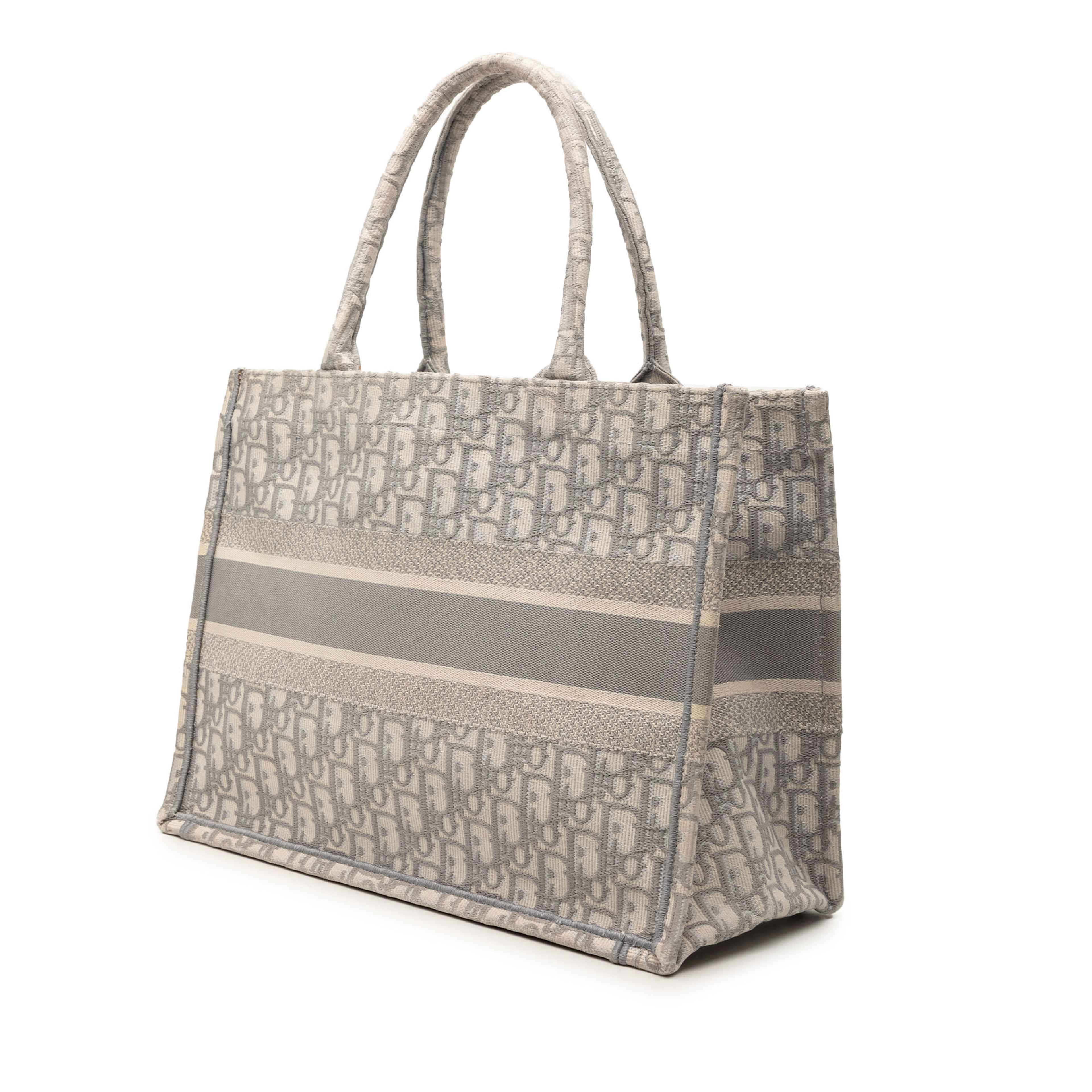 Dior Medium Oblique Embroidered Canvas Book Tote, från Luxclusif, i färgen gray. Klicka för att öppna bilden i stort format