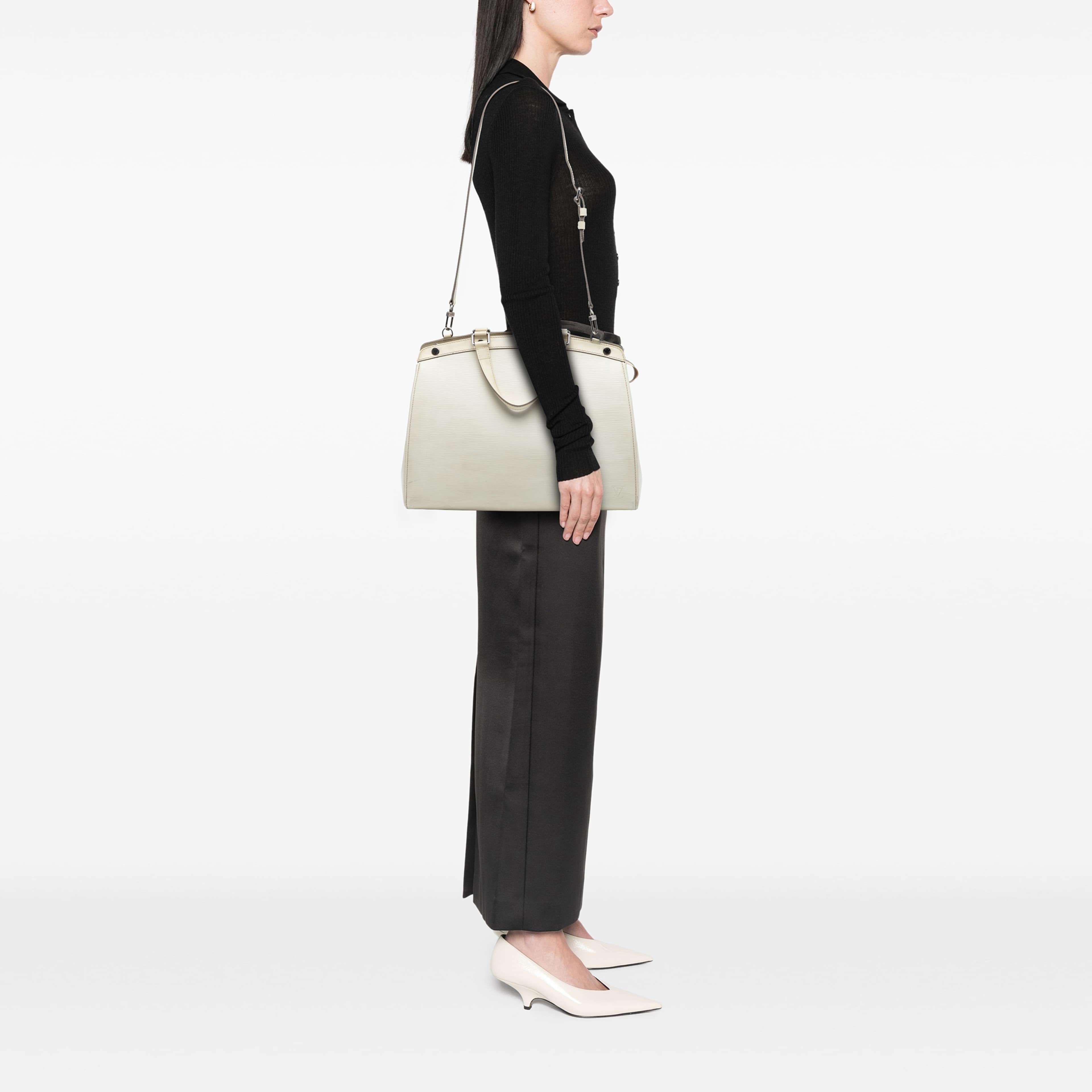 Louis Vuitton Epi Brea Gm, från Luxclusif, i färgen vit. Klicka för att öppna bilden i stort format