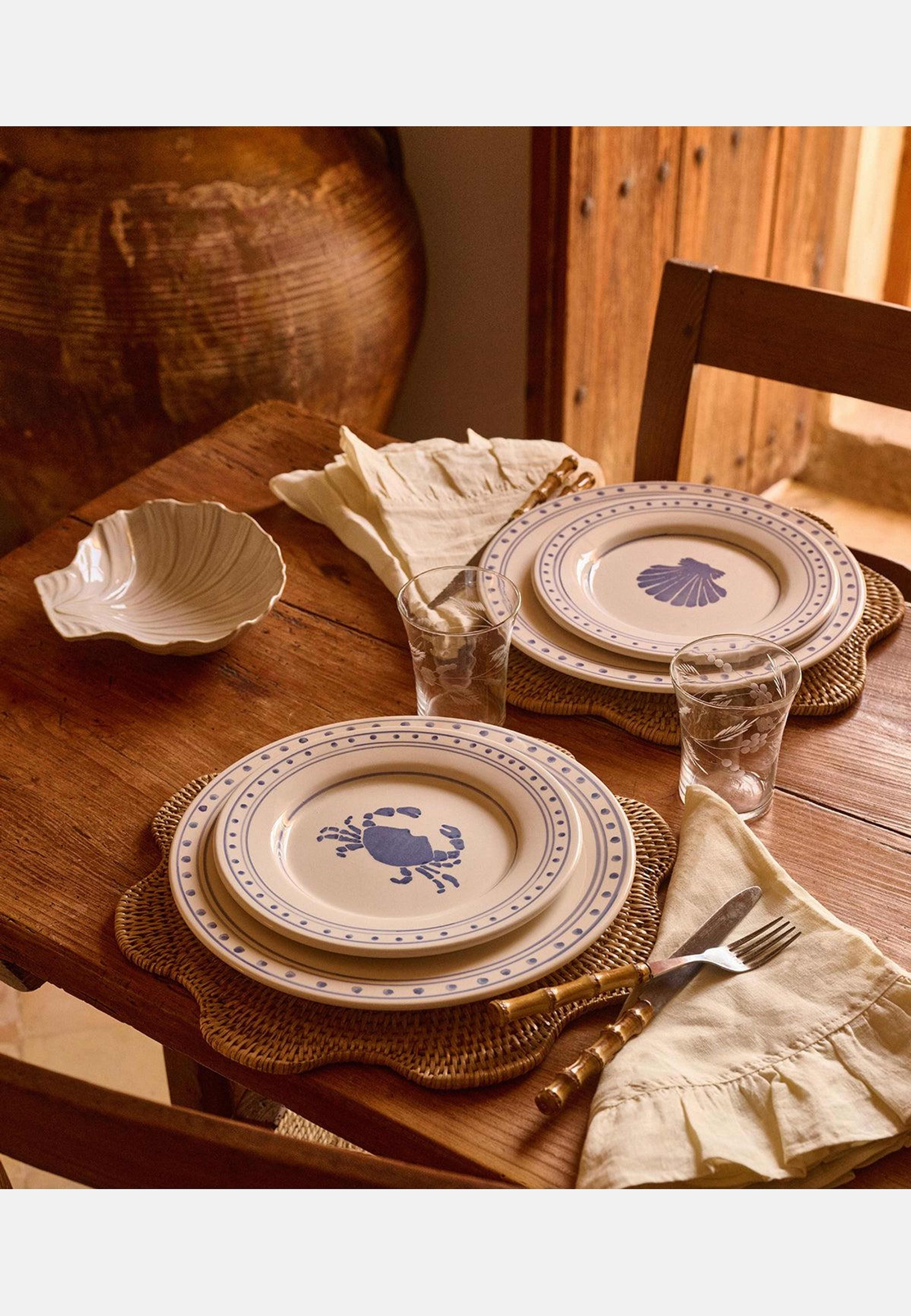 Crab Tallrik - 28 Cm, från Pick A Poppy, i färgen dark blue. Klicka för att öppna bilden i stort format