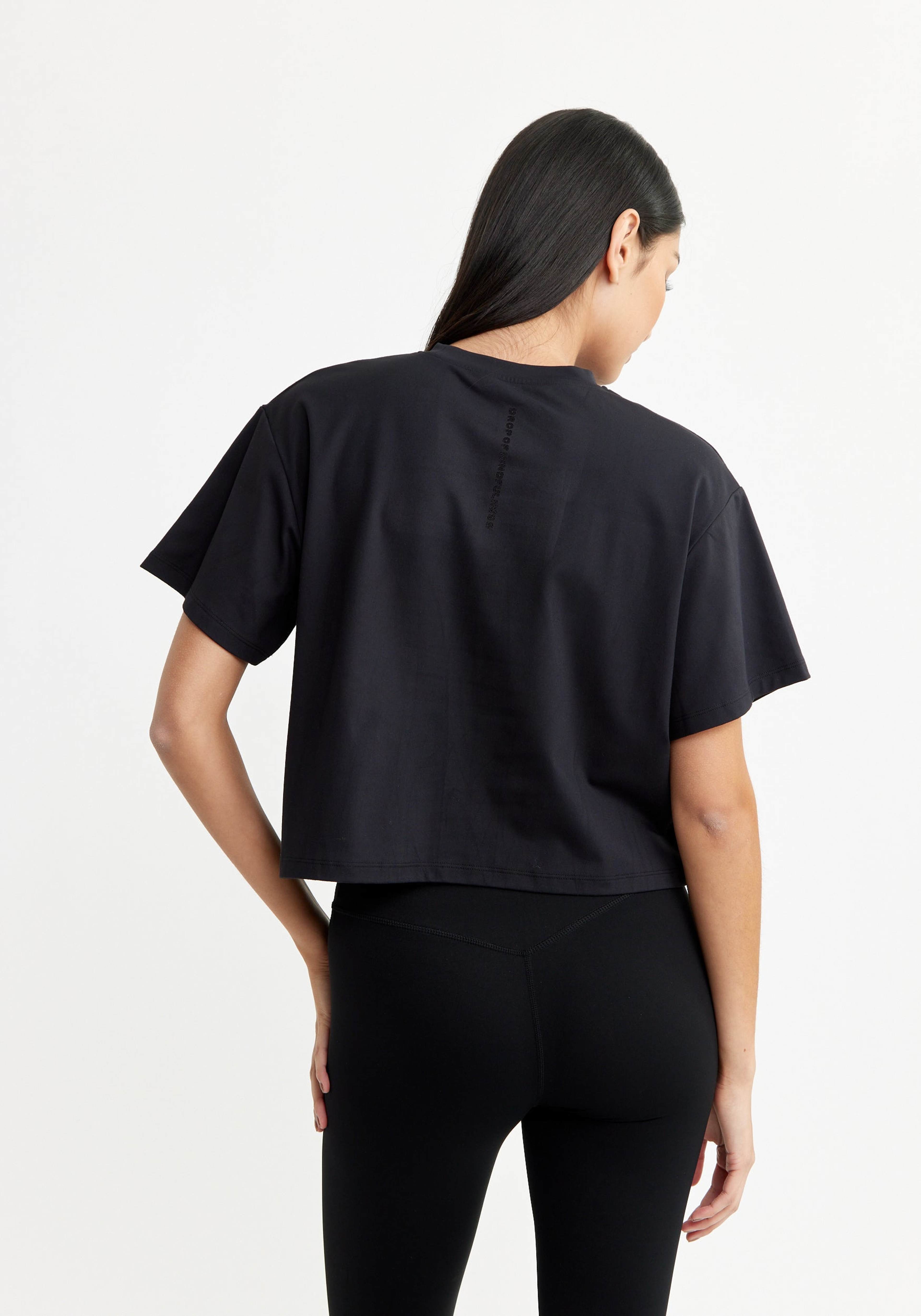 Butter Soft Cropped Tee, från Drop of Mindfulness, i färgen black. Klicka för att öppna bilden i stort format