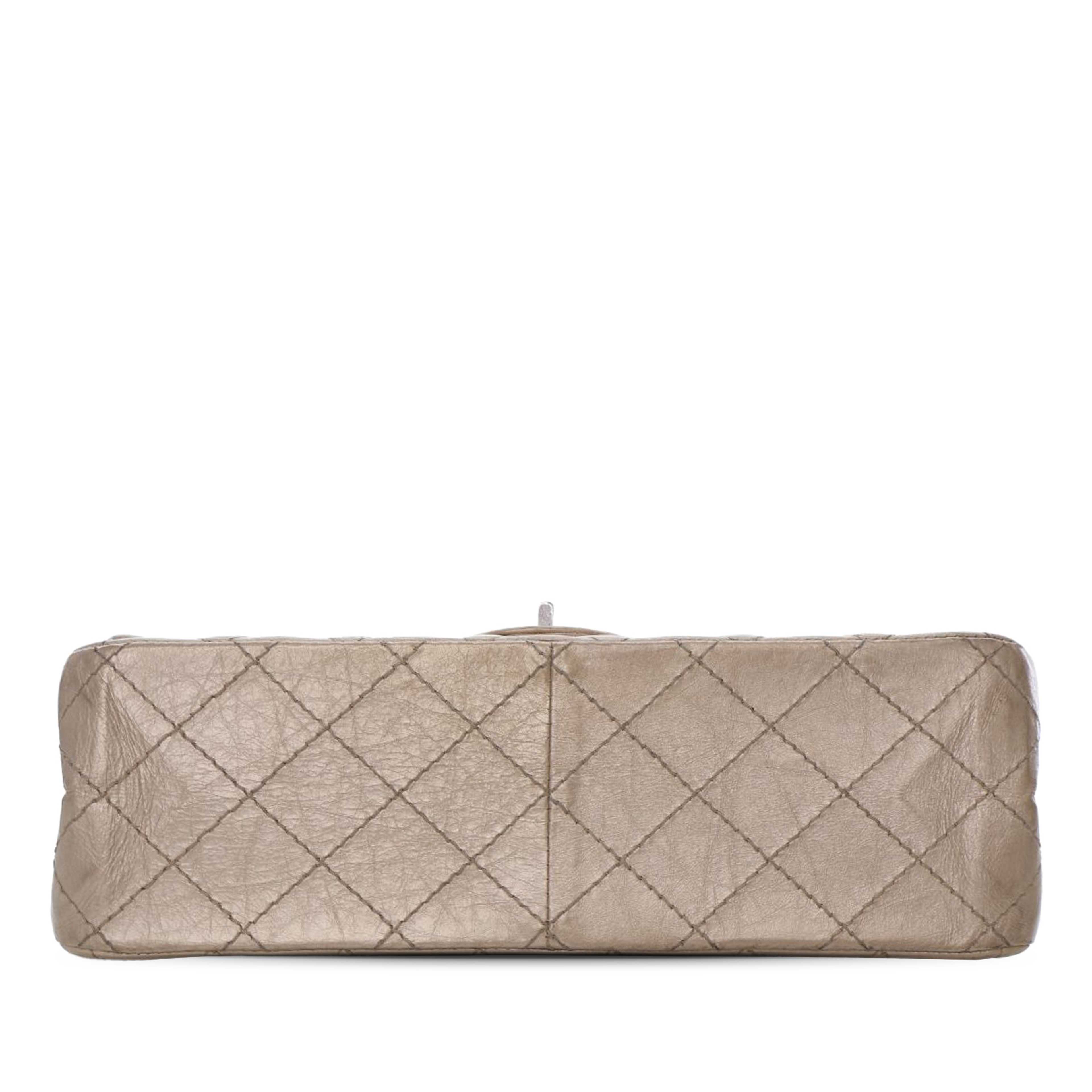 Chanel Reissue 2.55 Aged Calfskin Double Flap 226, från Luxclusif, i färgen beige. Klicka för att öppna bilden i stort format