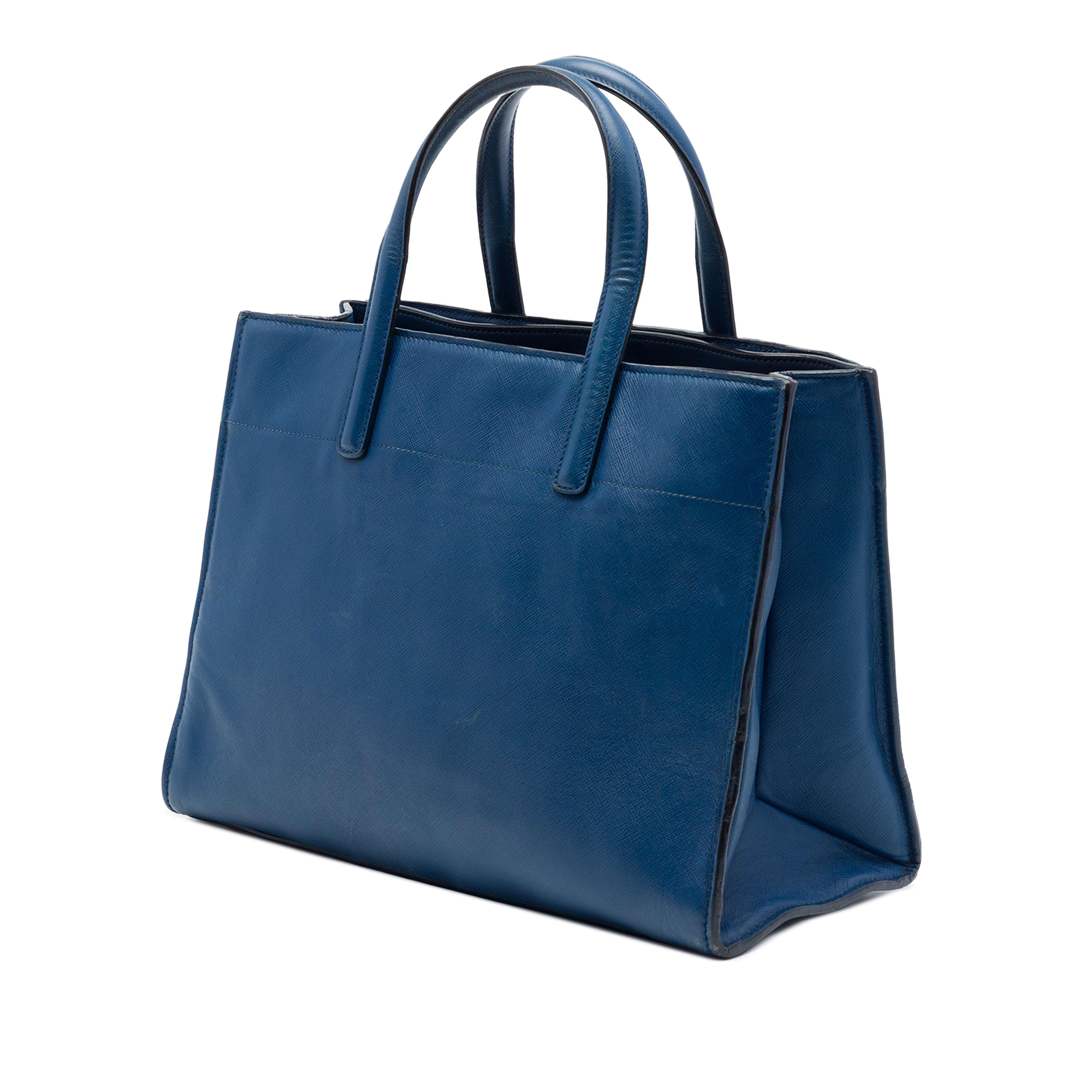Prada Saffiano Soft Triple Pocket Tote, från Luxclusif, i färgen blå. Klicka för att öppna bilden i stort format