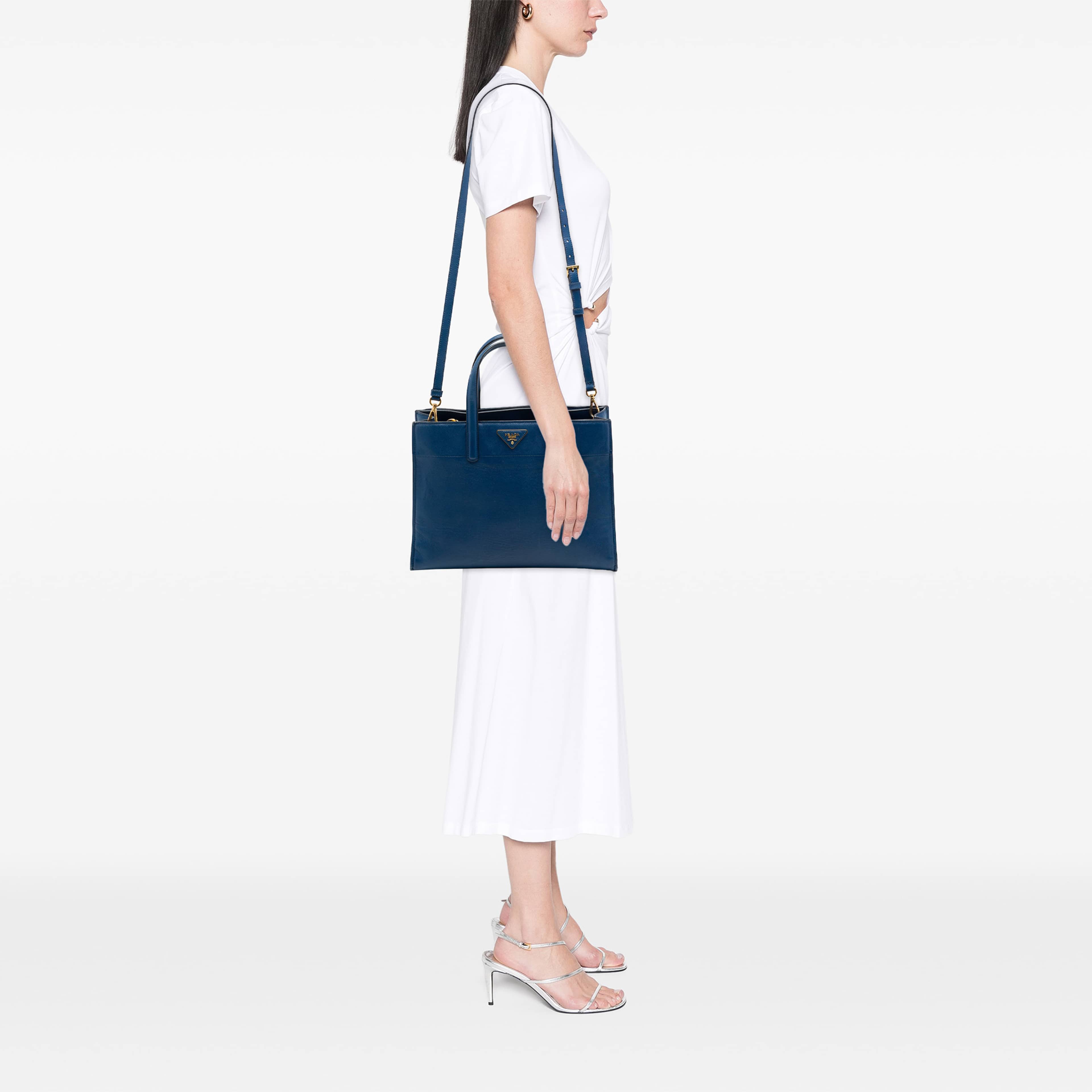 Prada Saffiano Soft Triple Pocket Tote, från Luxclusif, i färgen blå. Klicka för att öppna bilden i stort format