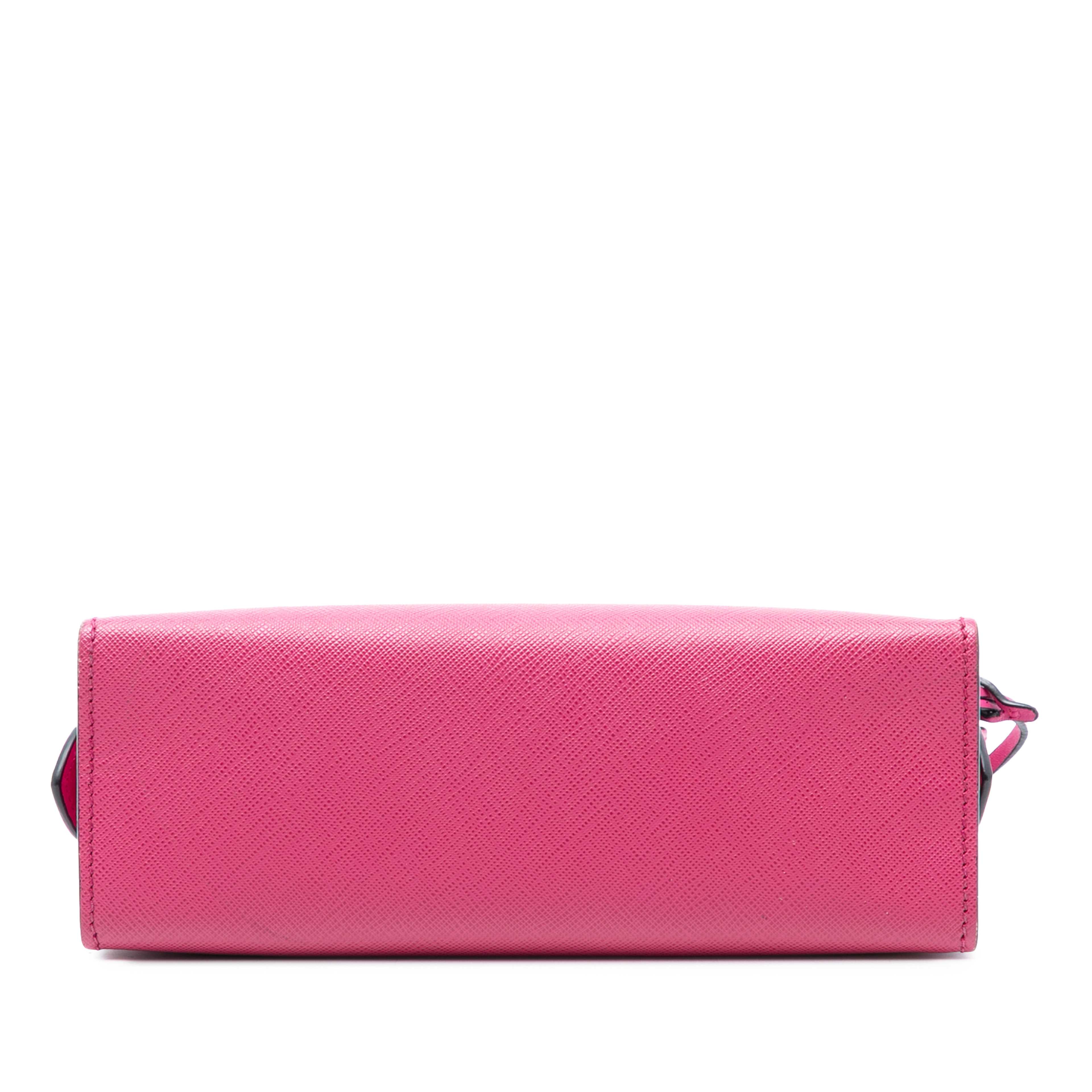 Prada Saffiano And City Calf Esplanade Crossbody, från Luxclusif, i färgen hot pink. Klicka för att öppna bilden i stort format