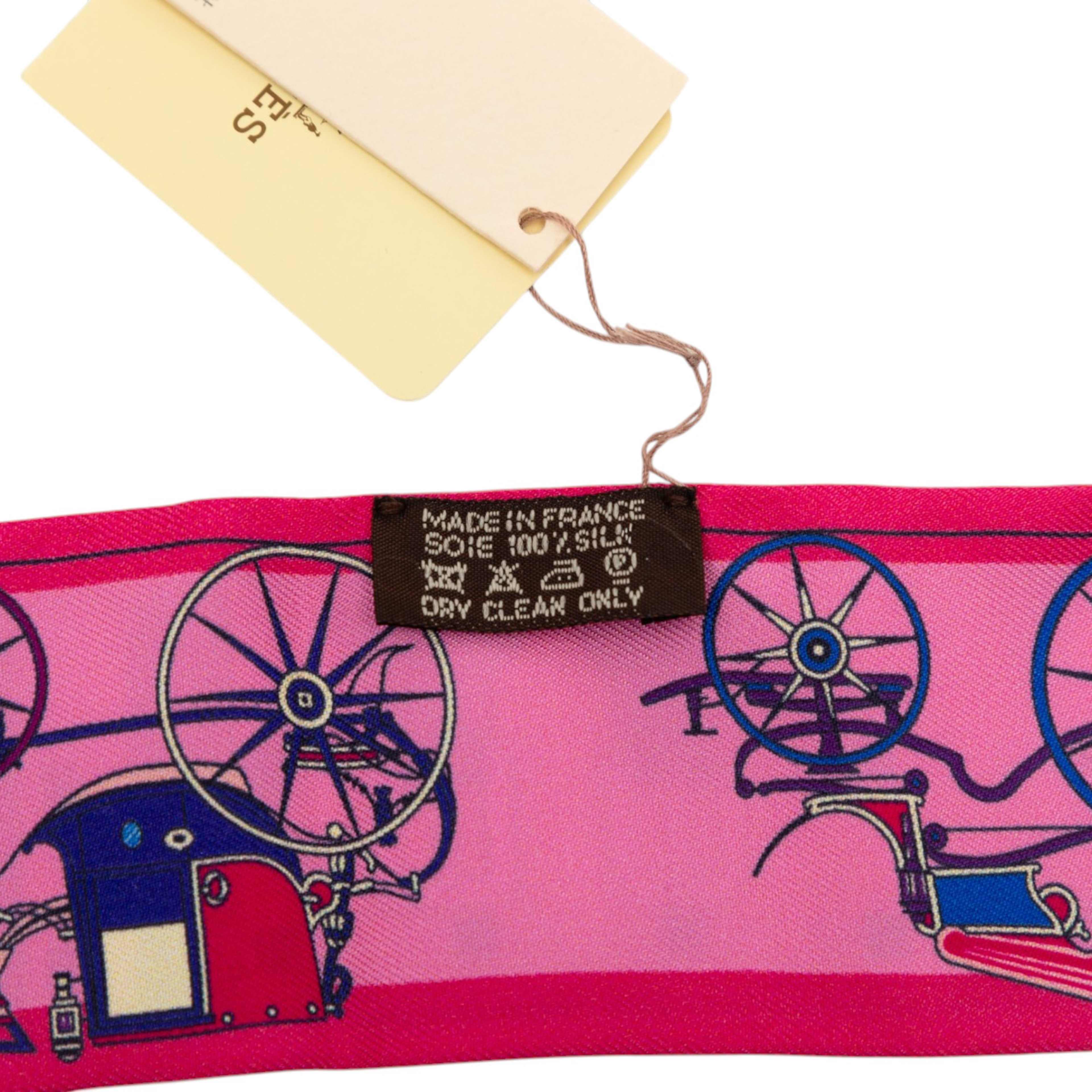Hermès Les Voitures Nouvelles Silk Twilly Scarf, från Luxclusif, i färgen dark pink. Klicka för att öppna bilden i stort format