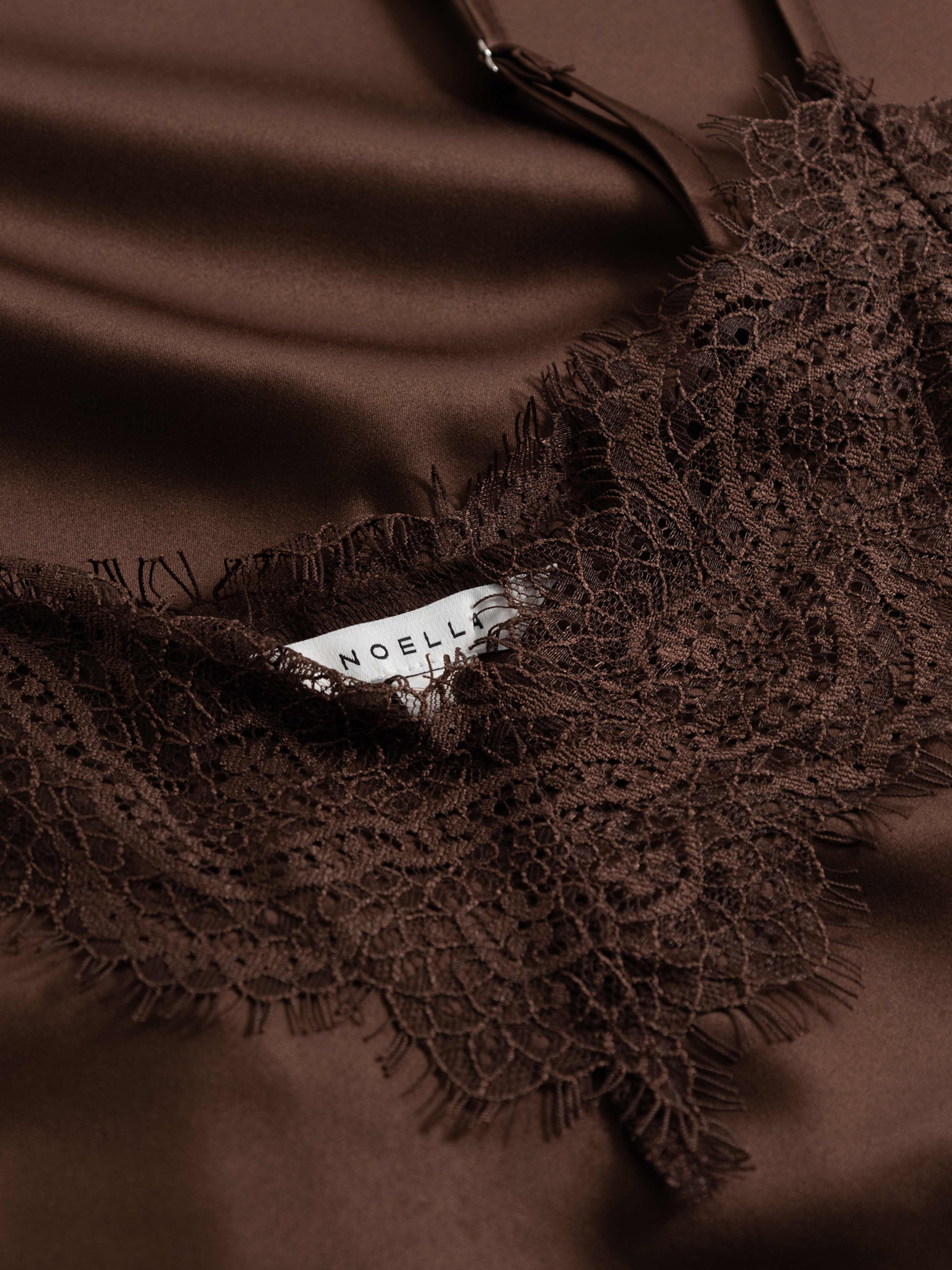 N-merlie Dress - Chocolate, från Noella, i färgen chocolate. Klicka för att öppna bilden i stort format