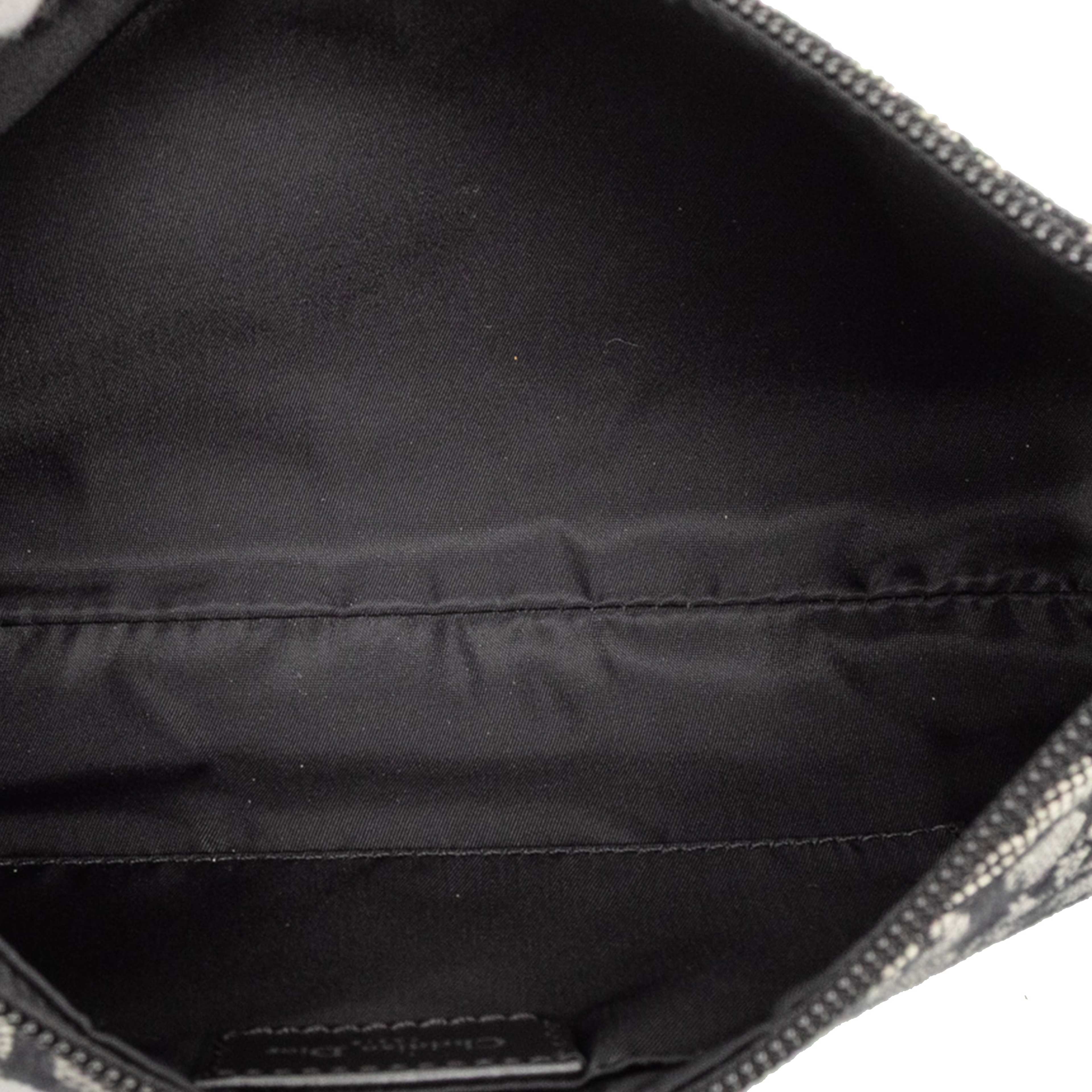 Dior Diorissimo Trotter Canvas Shoulder Bag, från Luxclusif, i färgen black. Klicka för att öppna bilden i stort format