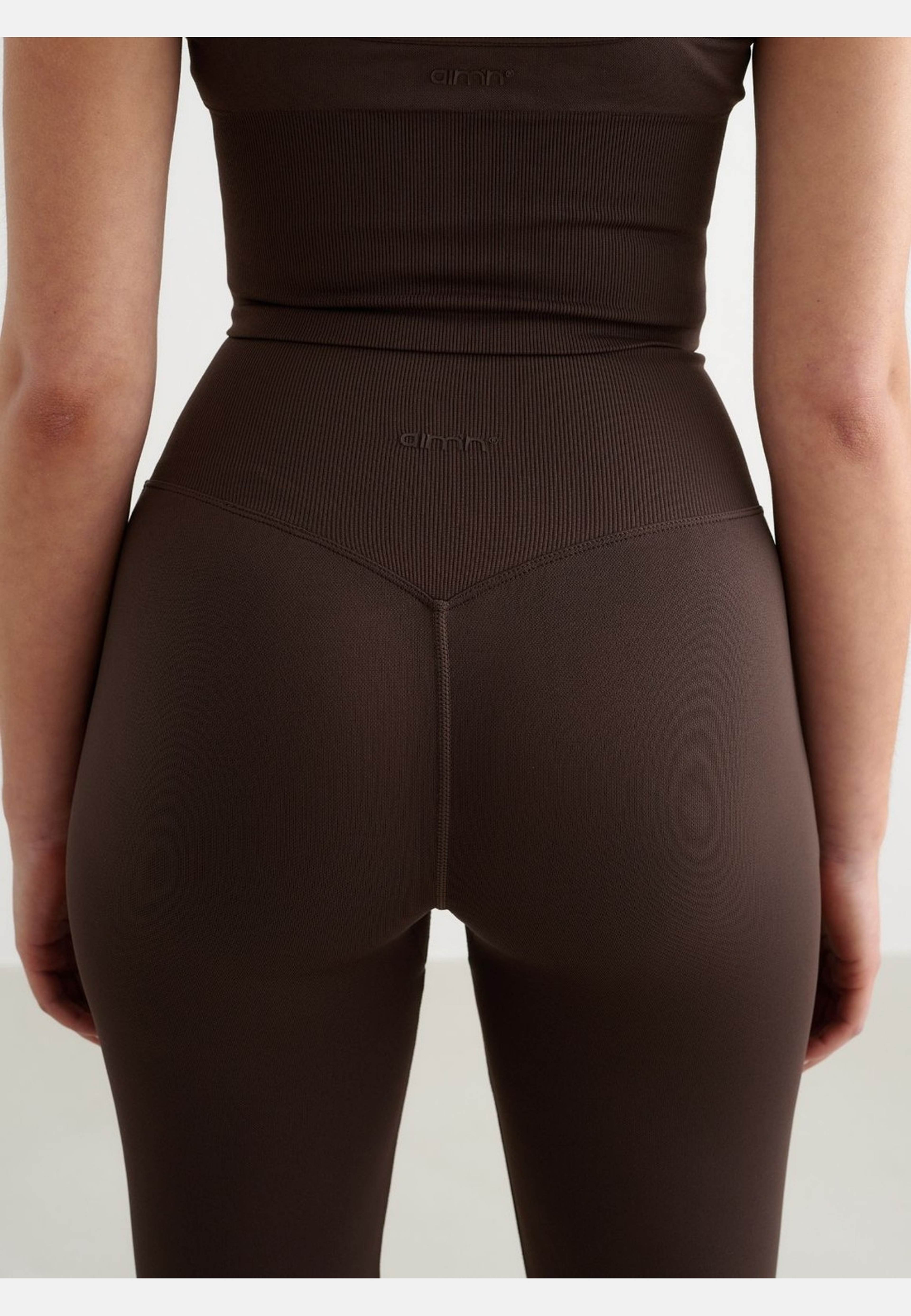 Shape Seamless Flare Petite Tights, från aim'n, i färgen chocolate. Klicka för att öppna bilden i stort format