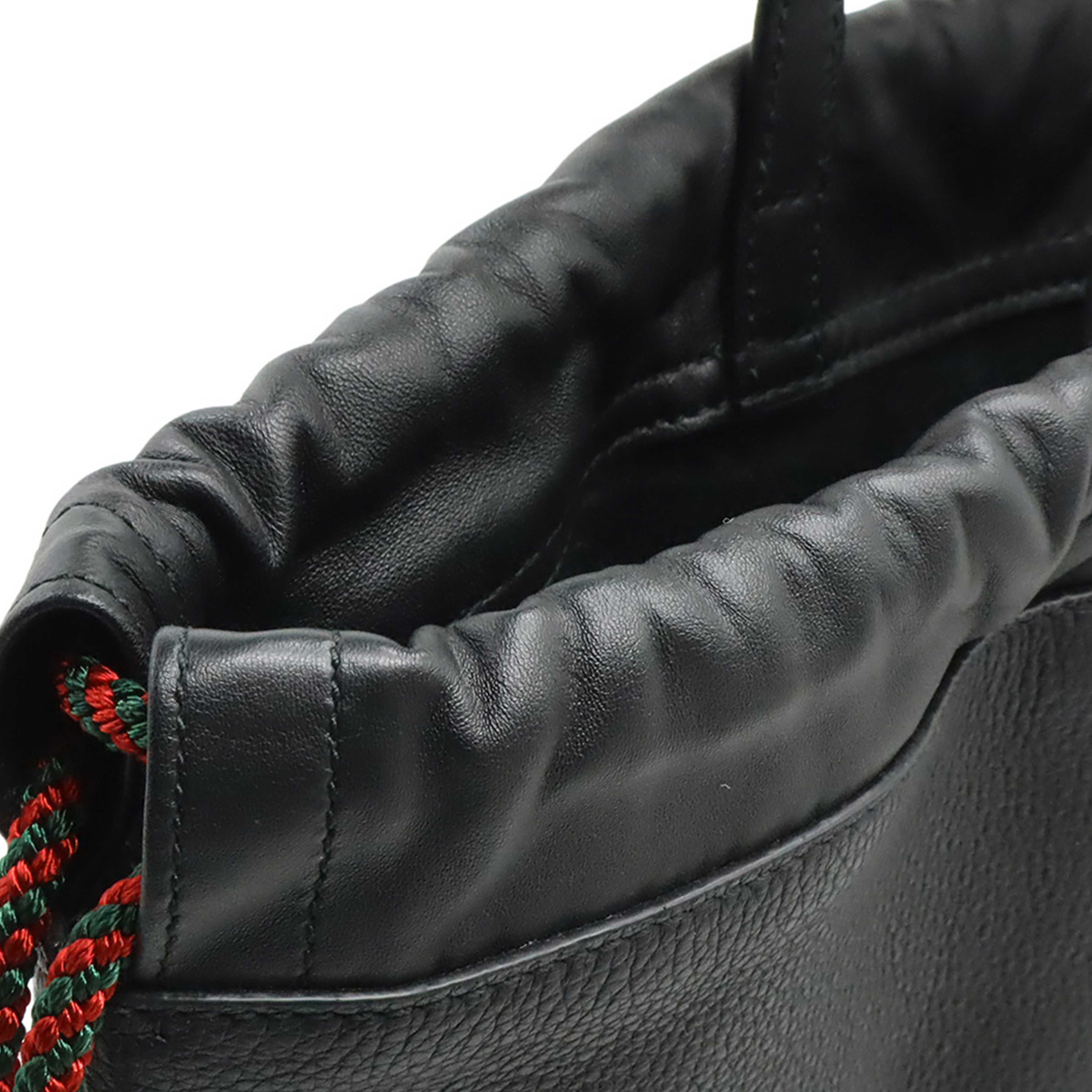 Gucci Grained Calfskin Web Logo Drawstring Backpack, från Luxclusif, i färgen svart. Klicka för att öppna bilden i stort format