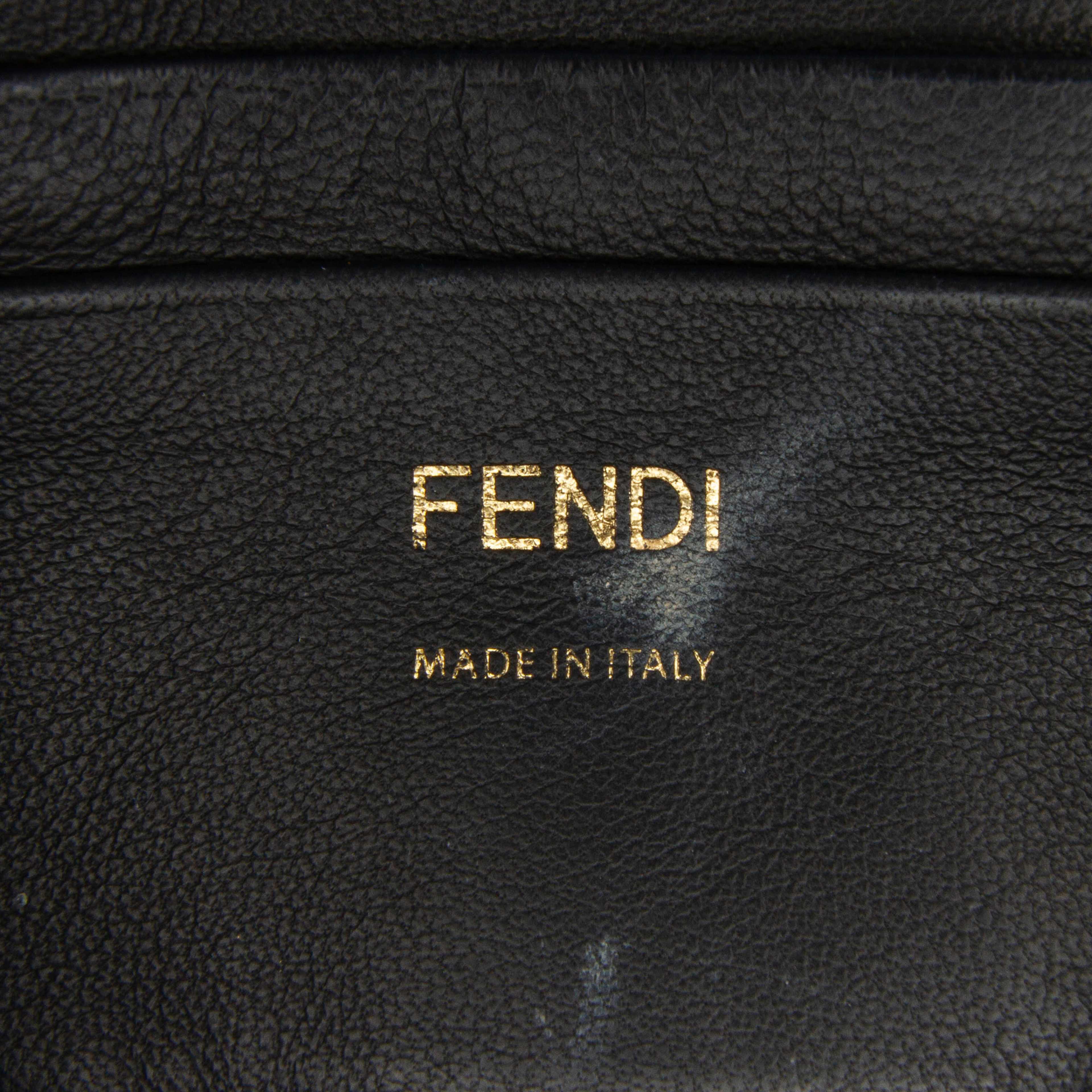 Fendi Mini Zucca Embossed Leather Baguette Satchel, från Luxclusif, i färgen black. Klicka för att öppna bilden i stort format