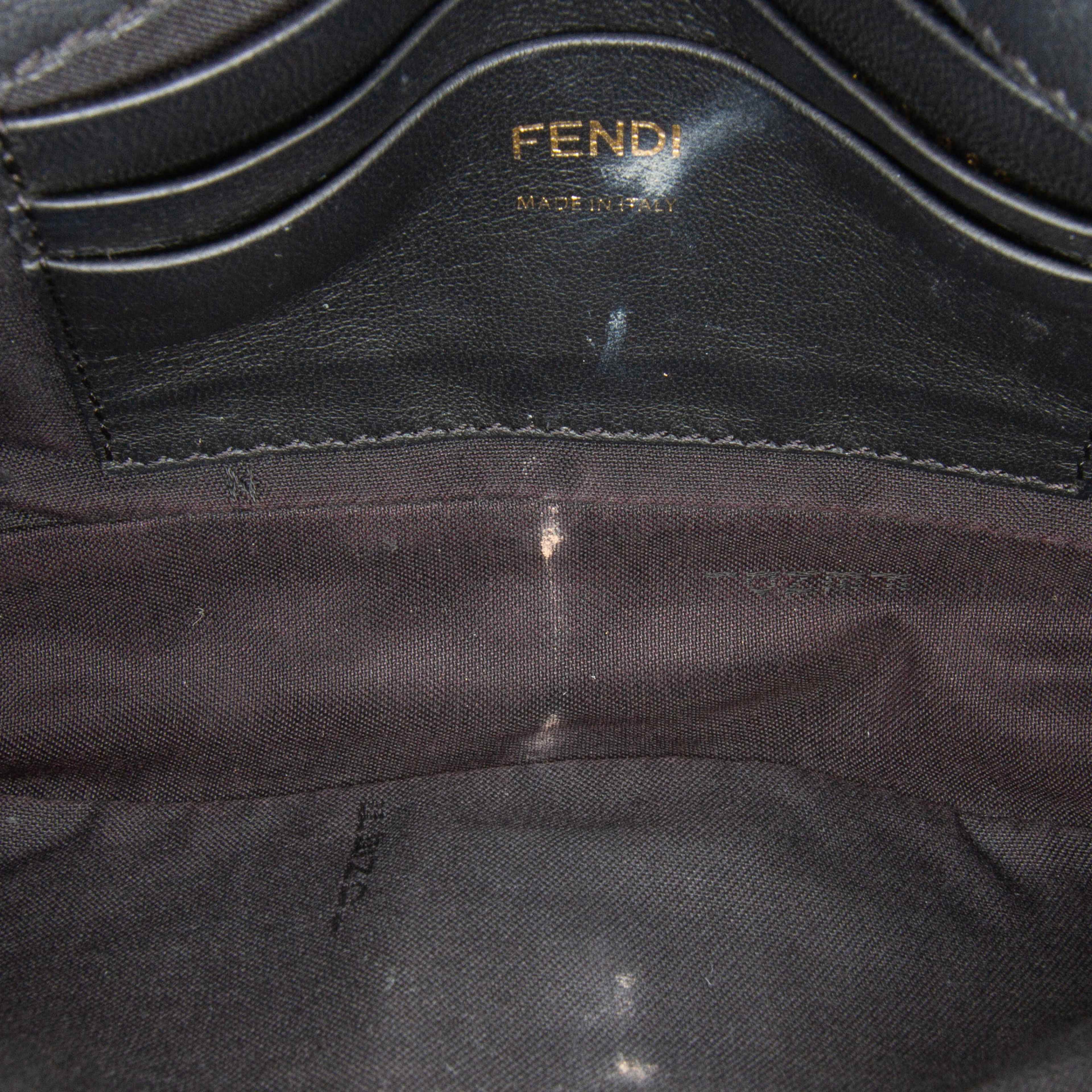 Fendi Mini Zucca Embossed Leather Baguette Satchel, från Luxclusif, i färgen black. Klicka för att öppna bilden i stort format