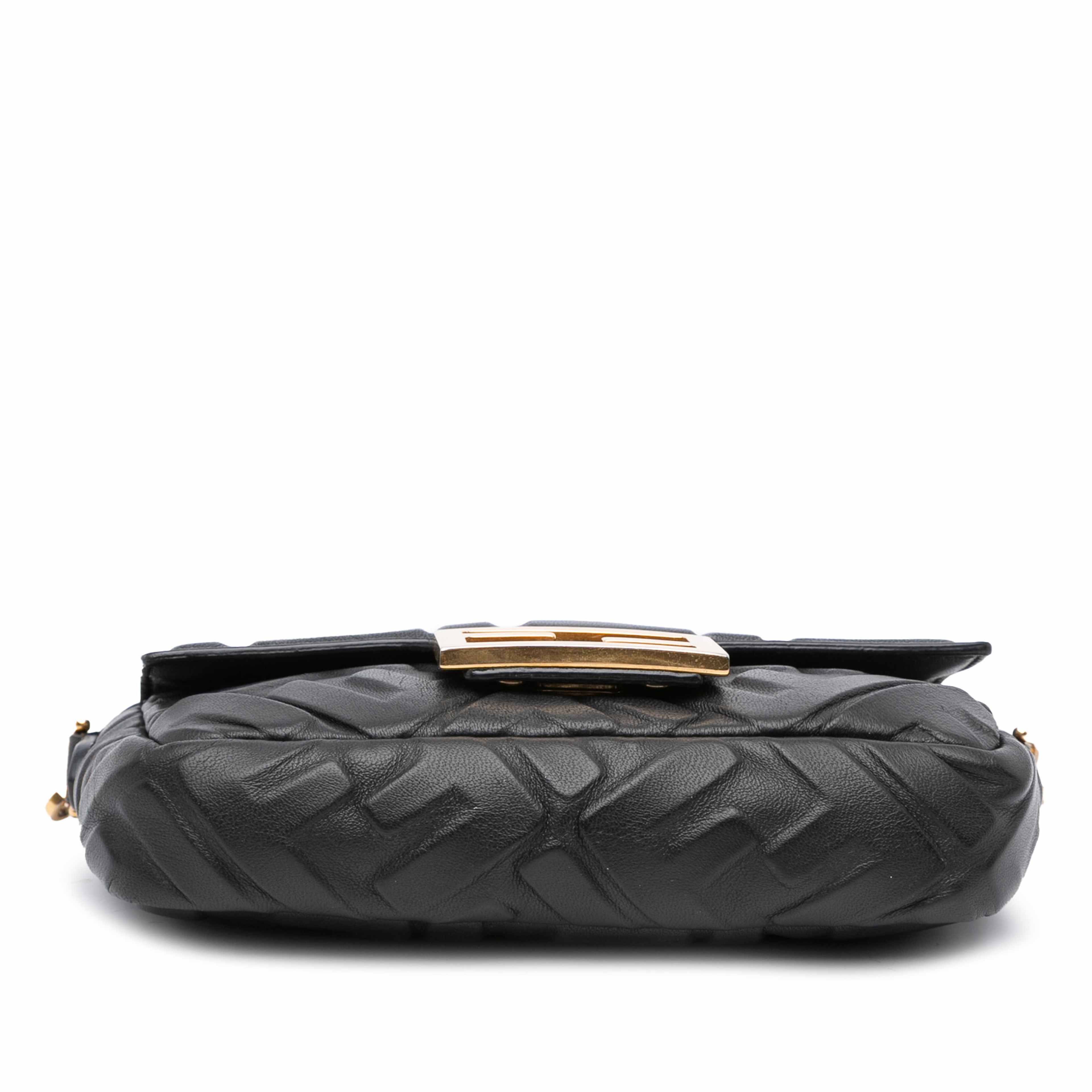 Fendi Mini Zucca Embossed Leather Baguette Satchel, från Luxclusif, i färgen black. Klicka för att öppna bilden i stort format