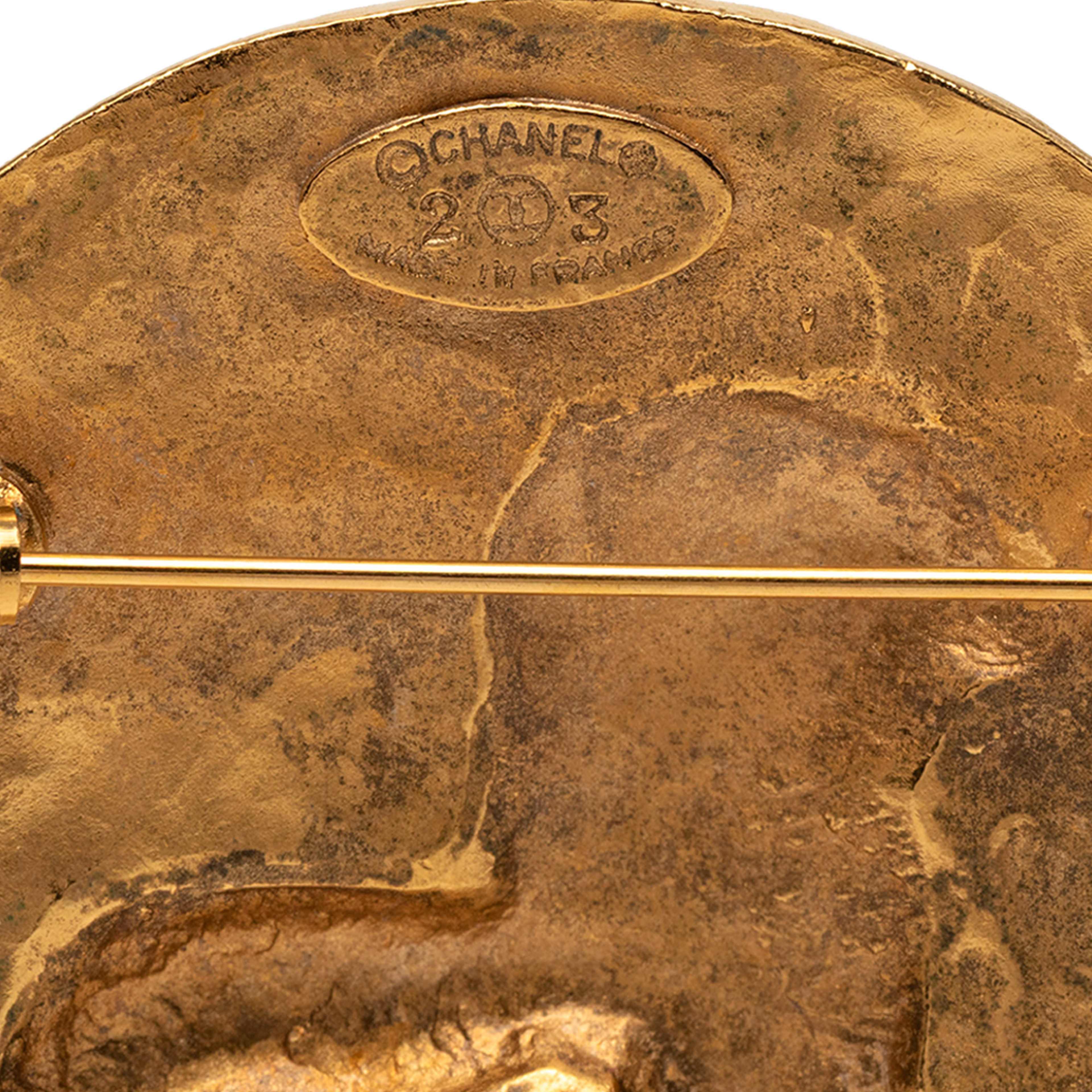 Chanel Cc Gold Plated Round Lion Brooch, från Luxclusif, i färgen gold. Klicka för att öppna bilden i stort format