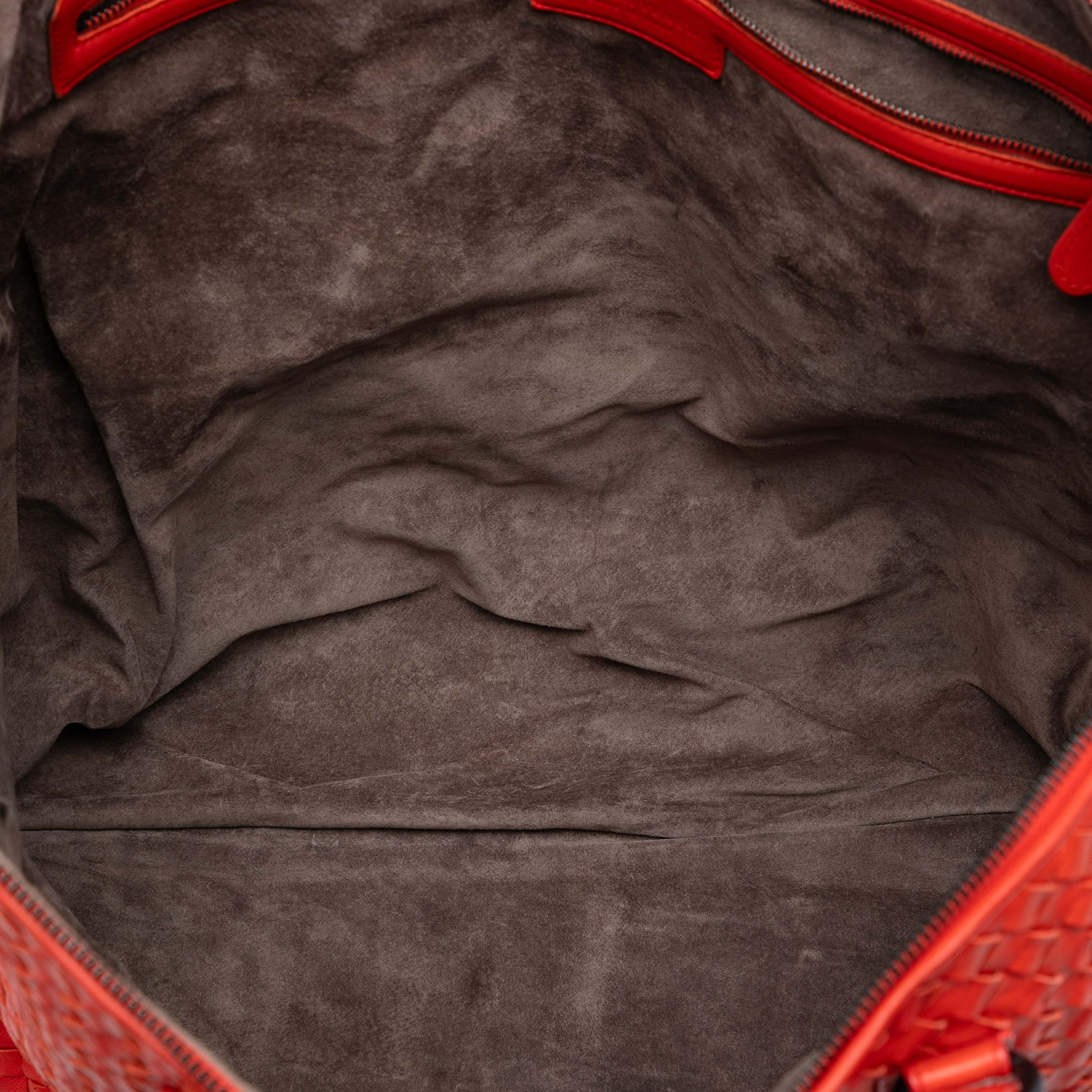 Bottega Veneta Maxi Intrecciato Nappa Convertible Satchel, från Luxclusif, i färgen red. Klicka för att öppna bilden i stort format