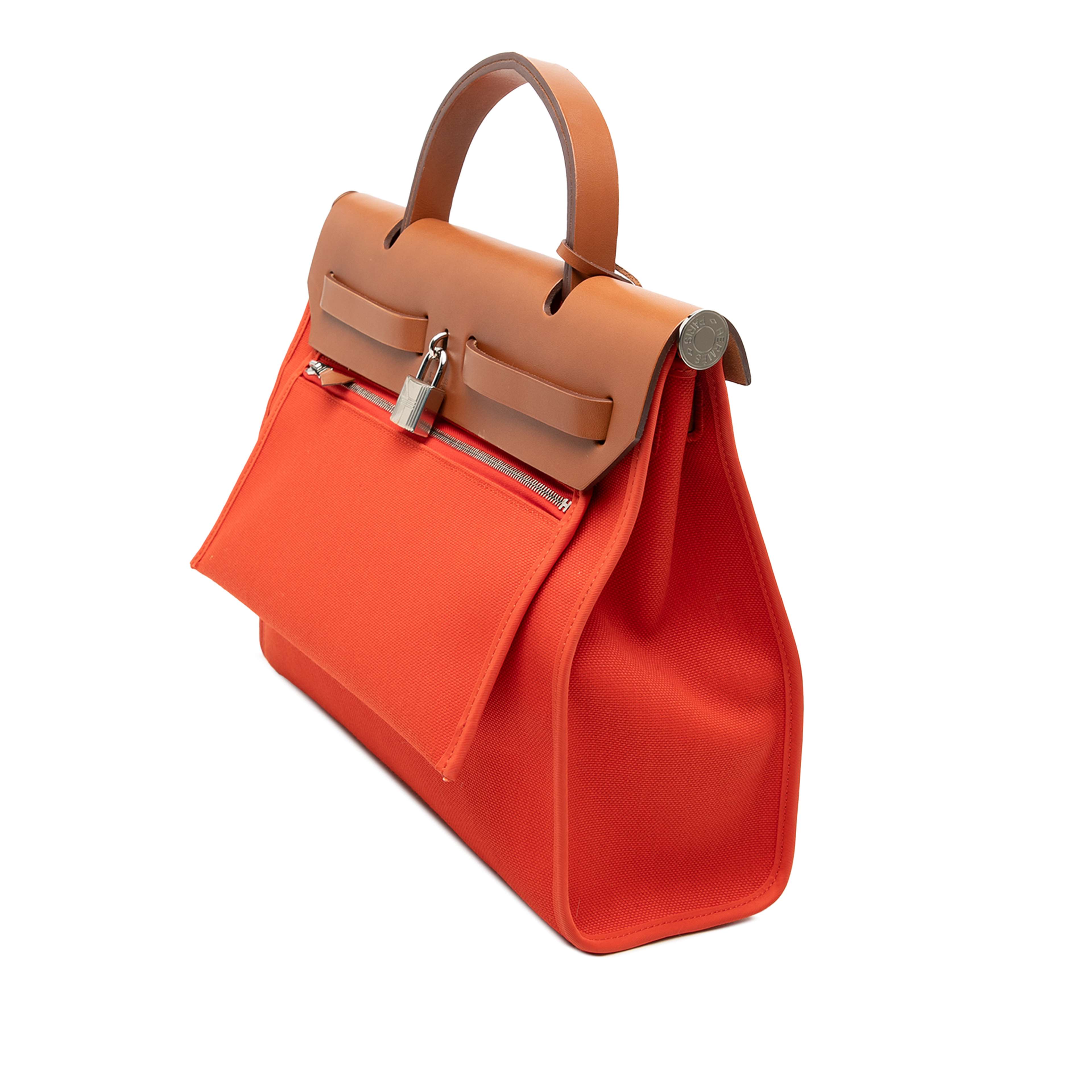 Hermès Toile Herbag Zip 31, från Luxclusif, i färgen dark orange. Klicka för att öppna bilden i stort format