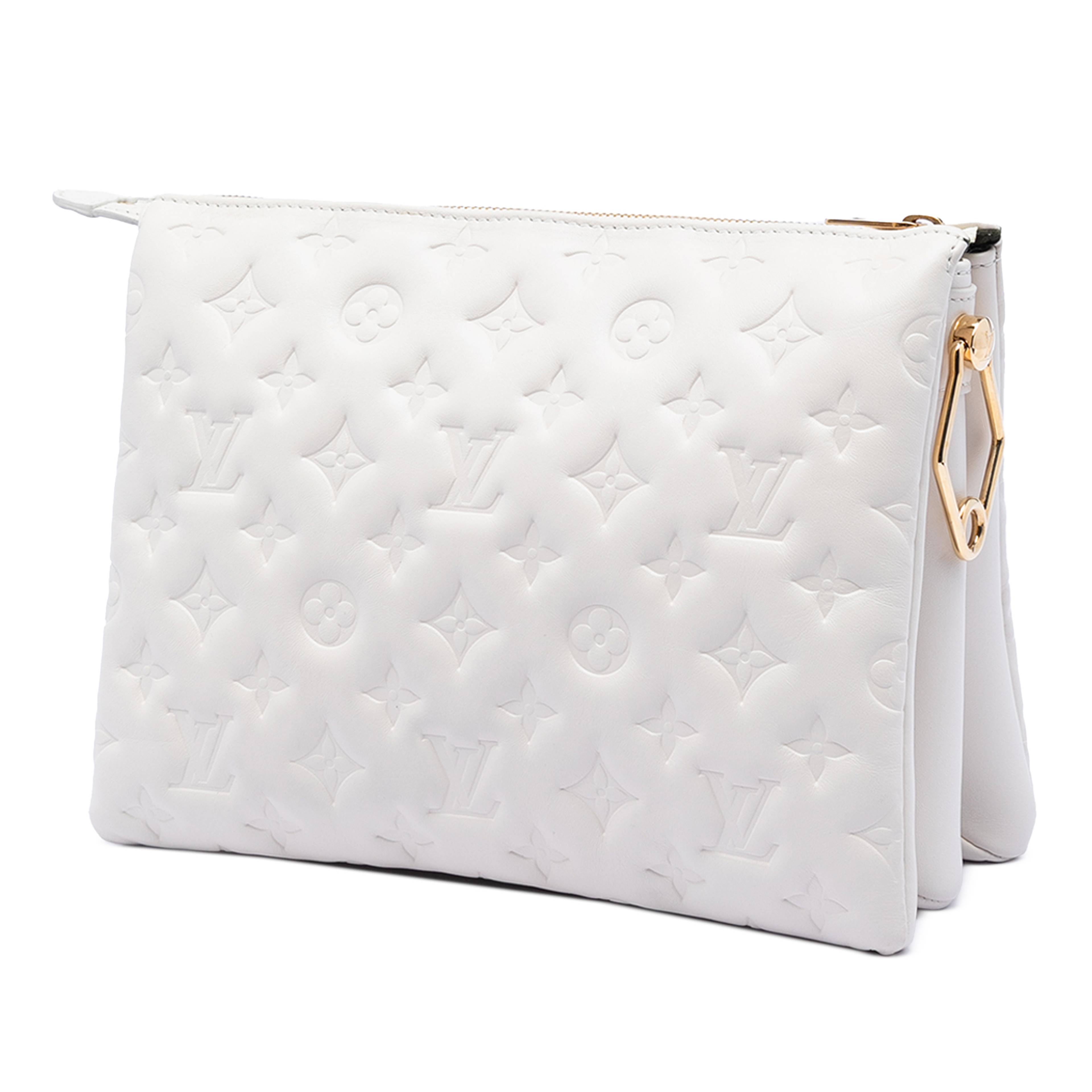 Louis Vuitton Monogram Embossed Puffy Lambskin Coussin Pm, från Luxclusif, i färgen white. Klicka för att öppna bilden i stort format