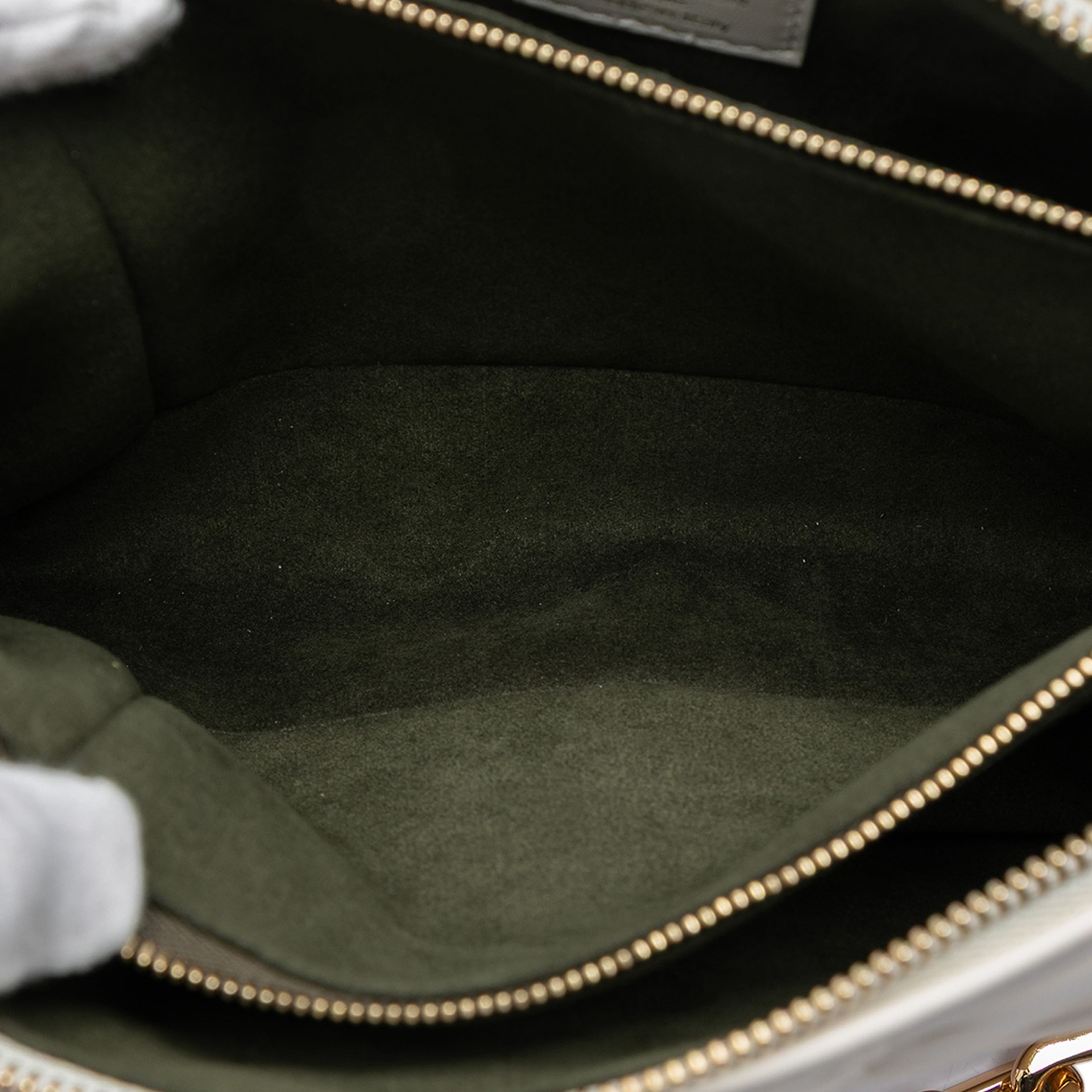 Louis Vuitton Monogram Embossed Puffy Lambskin Coussin Pm, från Luxclusif, i färgen white. Klicka för att öppna bilden i stort format