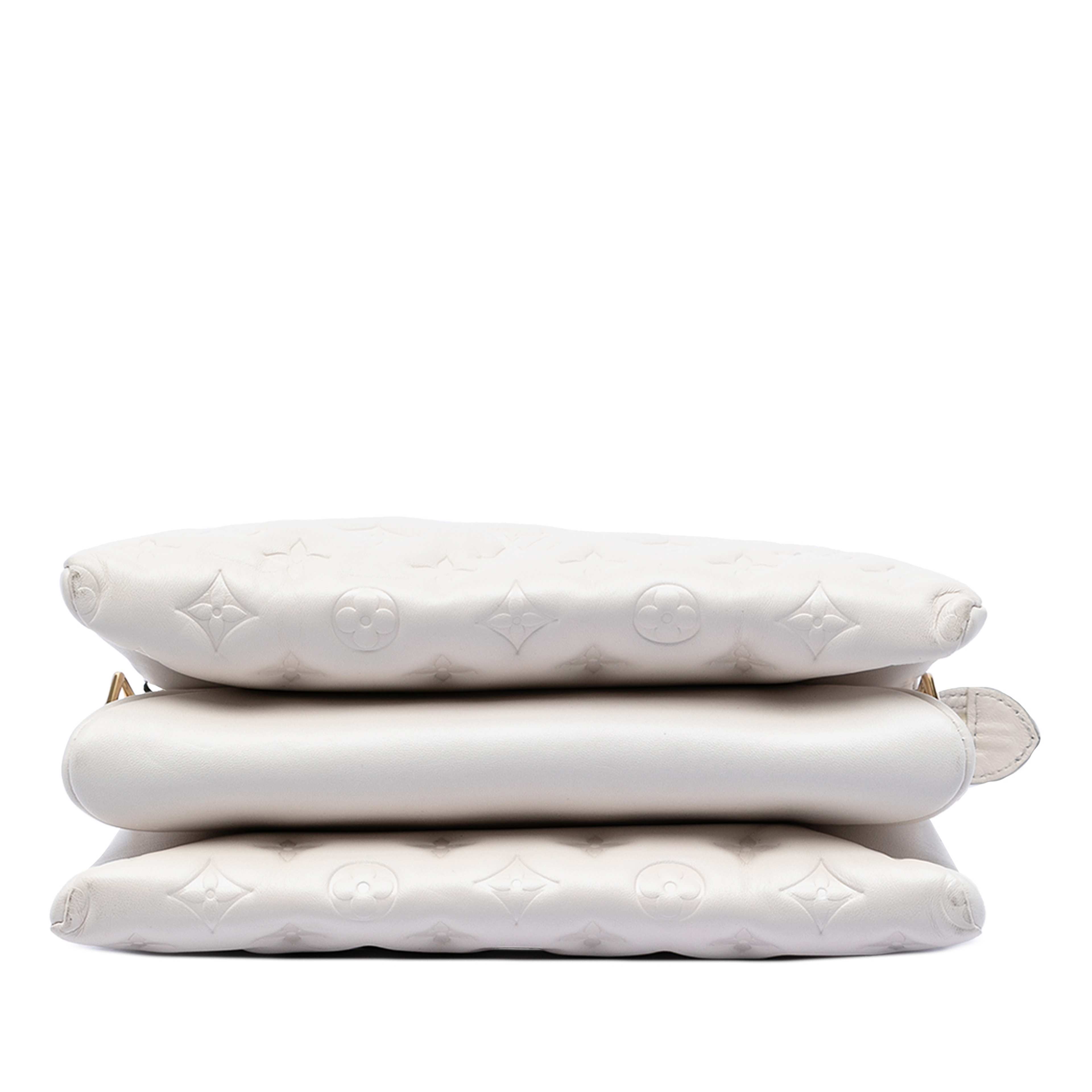 Louis Vuitton Monogram Embossed Puffy Lambskin Coussin Pm, från Luxclusif, i färgen white. Klicka för att öppna bilden i stort format