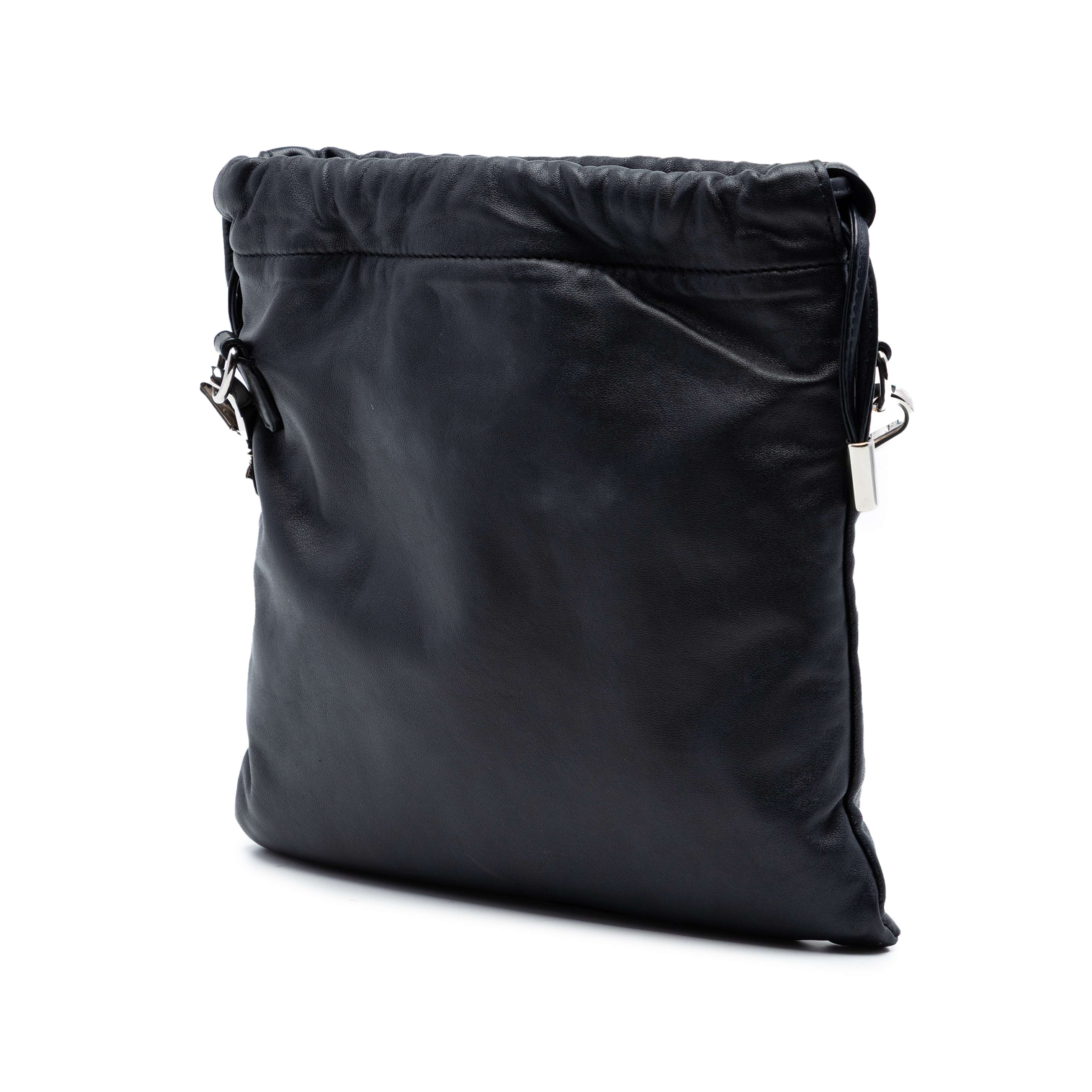 Fendi Leather Pack Pouch Bag, från Luxclusif, i färgen svart. Klicka för att öppna bilden i stort format