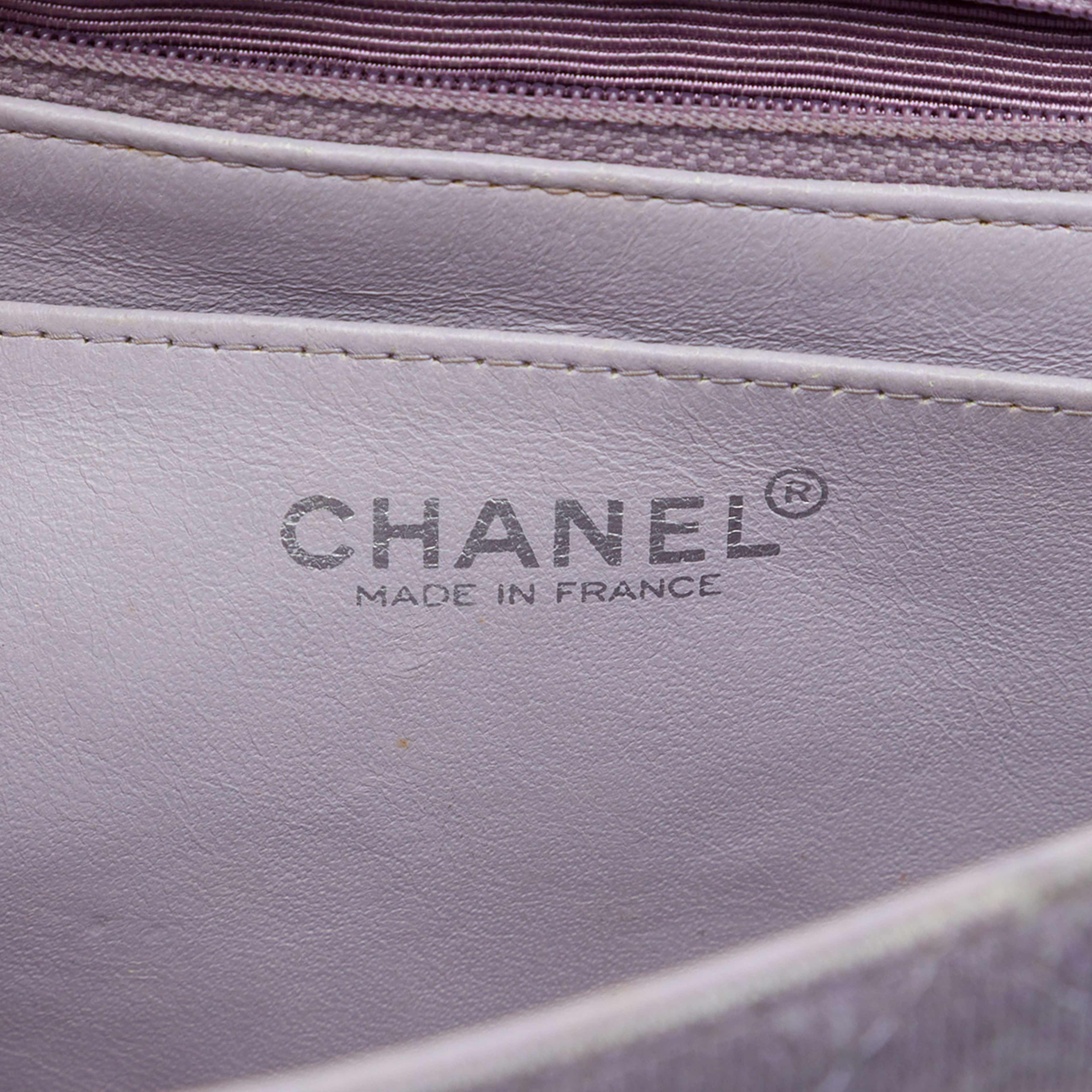 Chanel Medium Classic Jersey Single Flap, från Luxclusif, i färgen purpur. Klicka för att öppna bilden i stort format