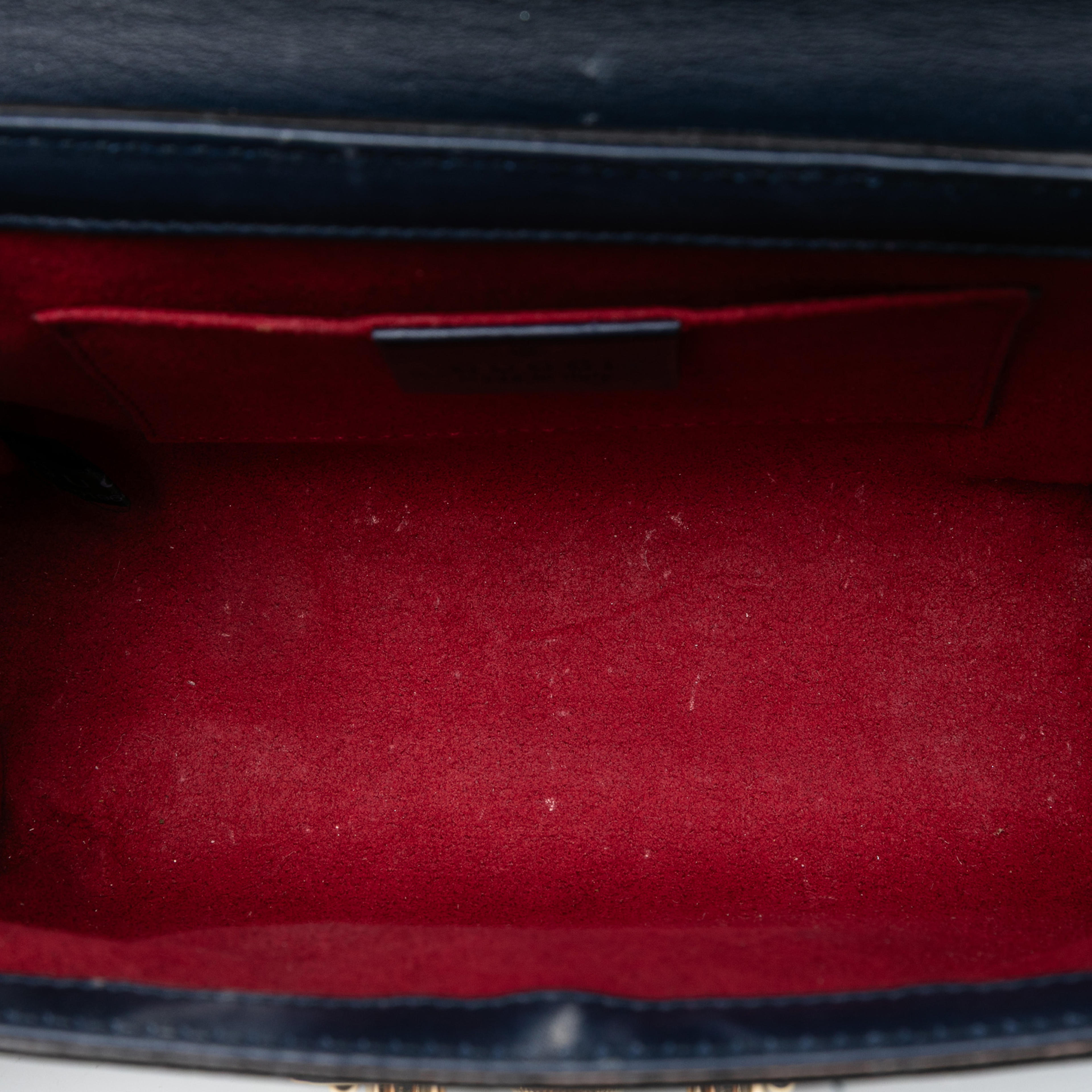 Gucci Small Gg Supreme Padlock Crossbody, från Luxclusif, i färgen beige. Klicka för att öppna bilden i stort format