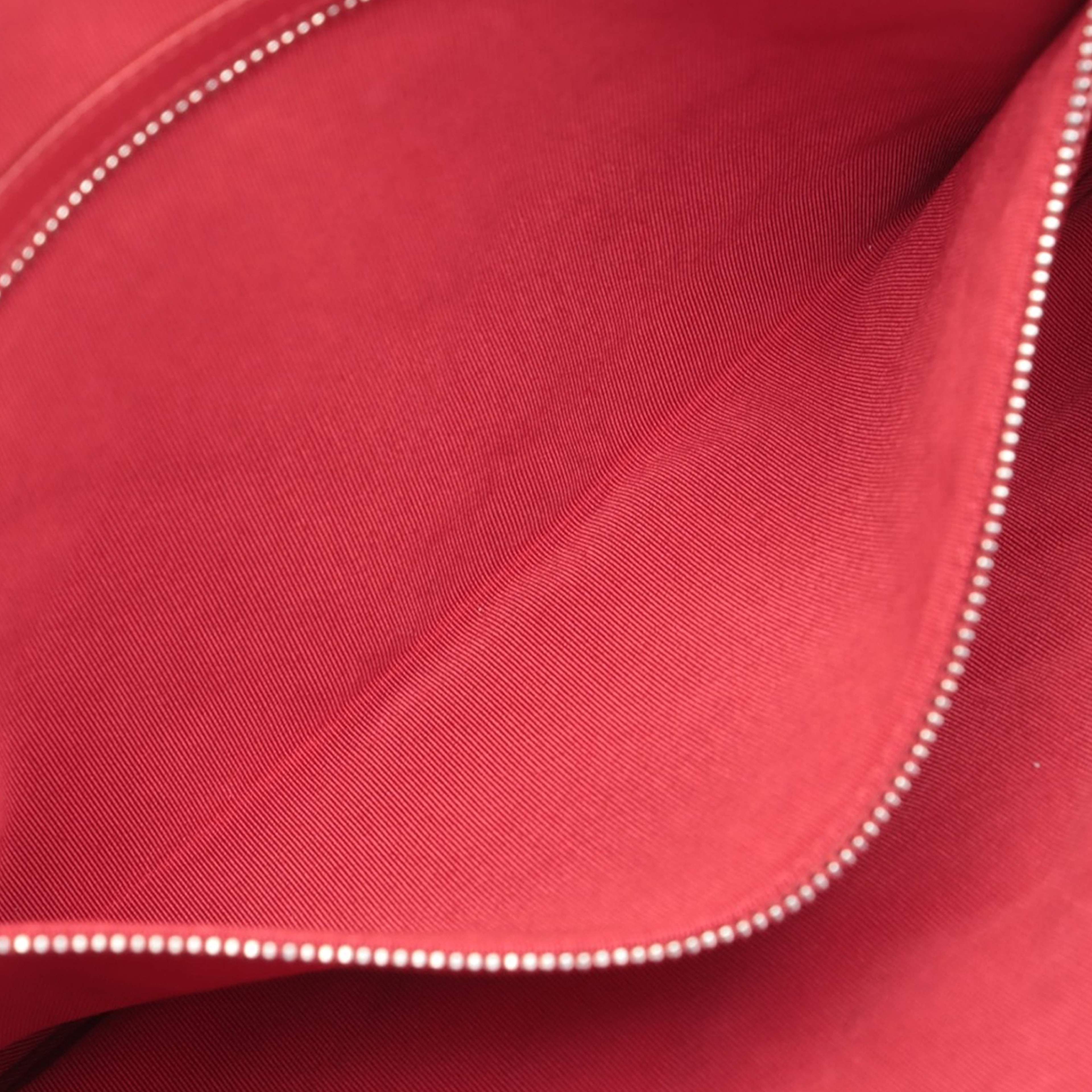 Chanel Large Quilted Lambskin Cosmetic Case, från Luxclusif, i färgen red. Klicka för att öppna bilden i stort format