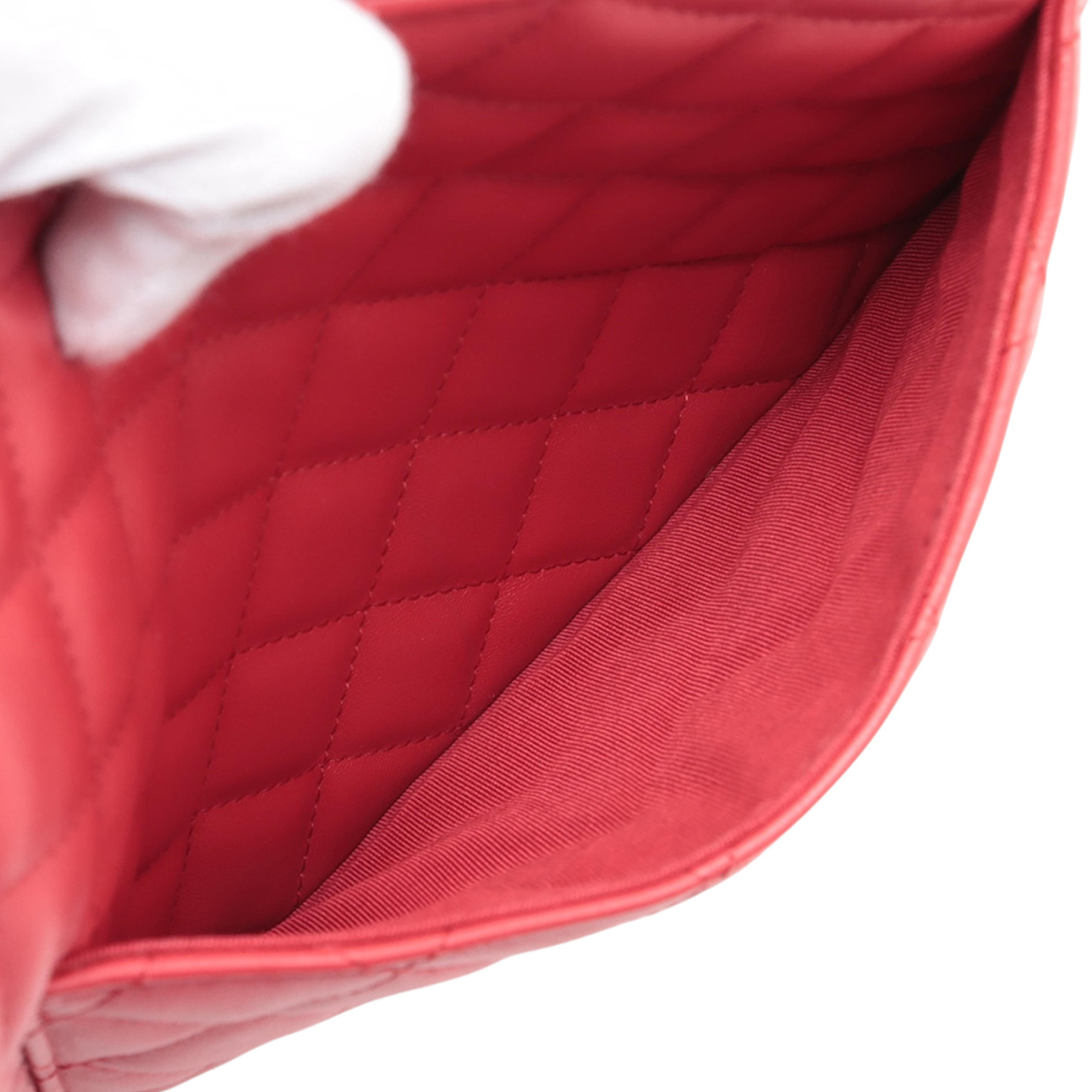 Chanel Large Quilted Lambskin Cosmetic Case, från Luxclusif, i färgen red. Klicka för att öppna bilden i stort format