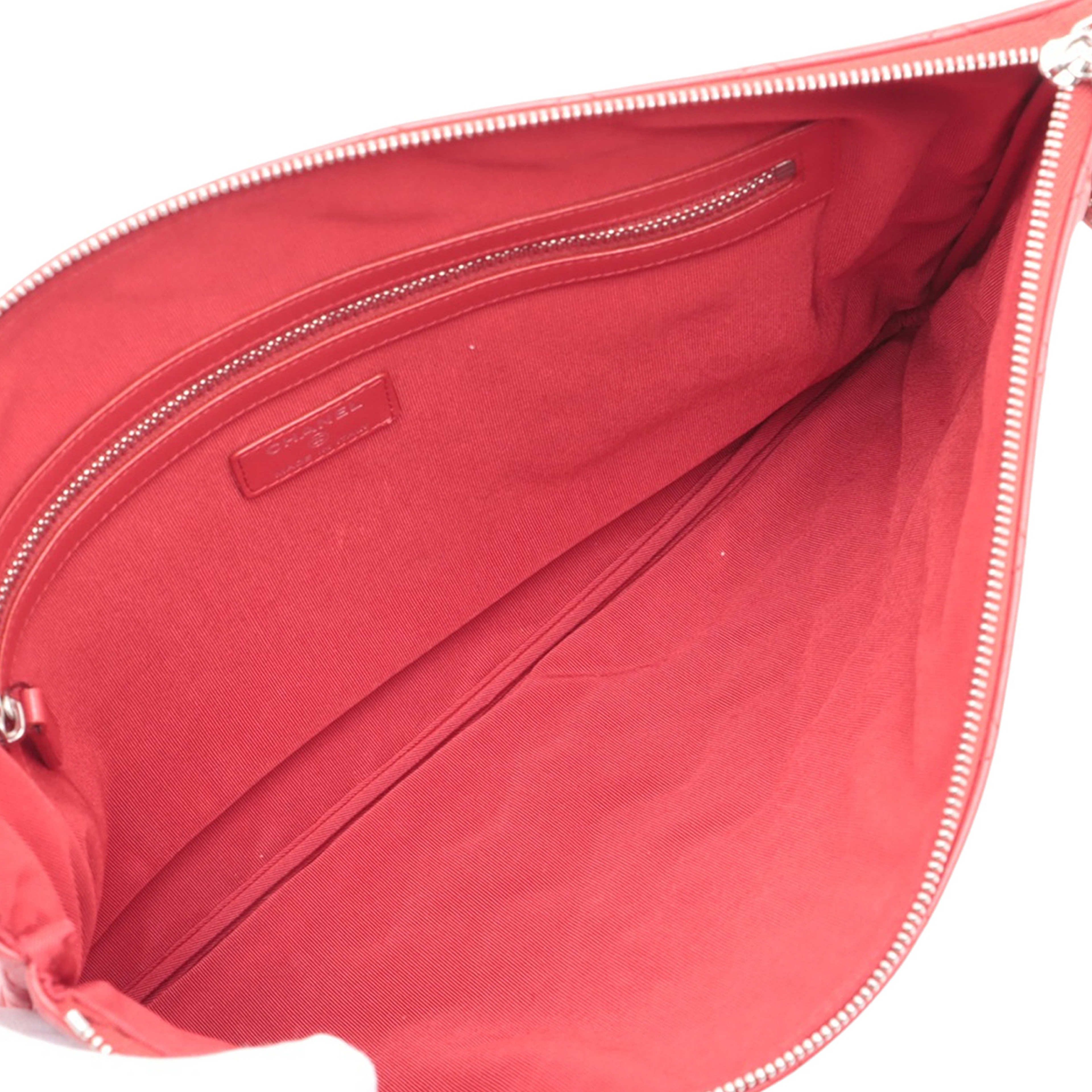 Chanel Large Quilted Lambskin Cosmetic Case, från Luxclusif, i färgen red. Klicka för att öppna bilden i stort format