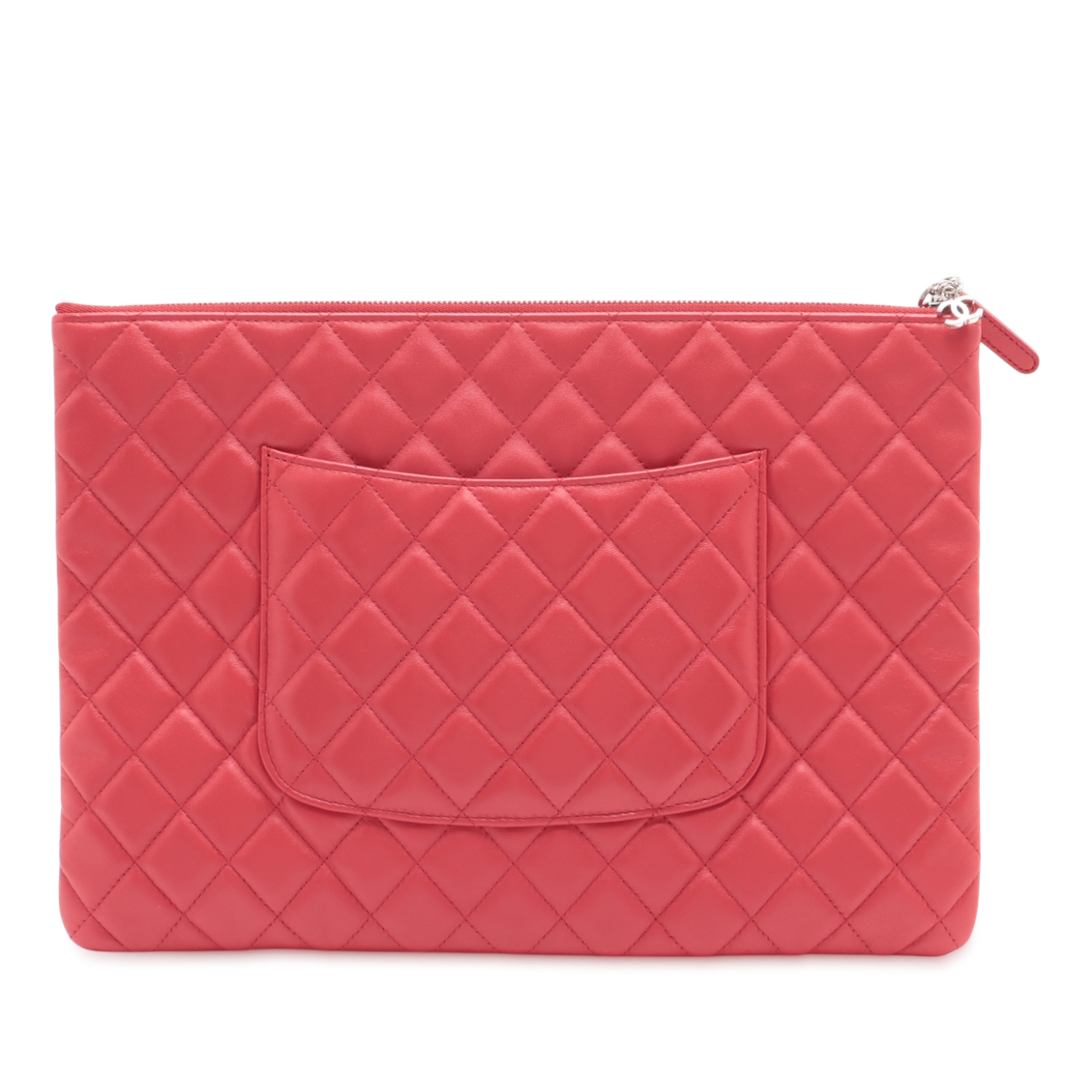 Chanel Large Quilted Lambskin Cosmetic Case, från Luxclusif, i färgen red. Klicka för att öppna bilden i stort format