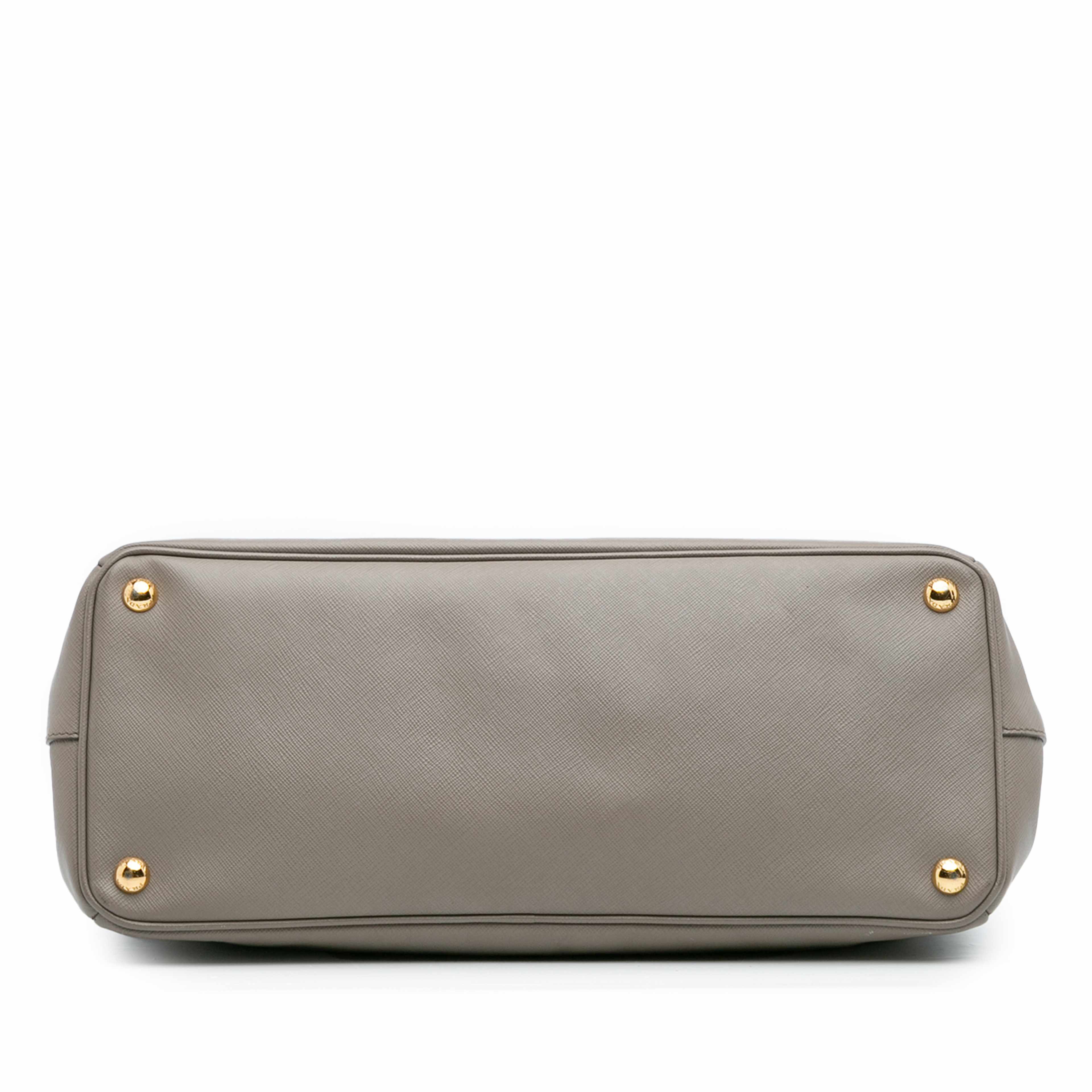 Prada Large Saffiano Lux Galleria Double Zip Satchel, från Luxclusif, i färgen gray. Klicka för att öppna bilden i stort format