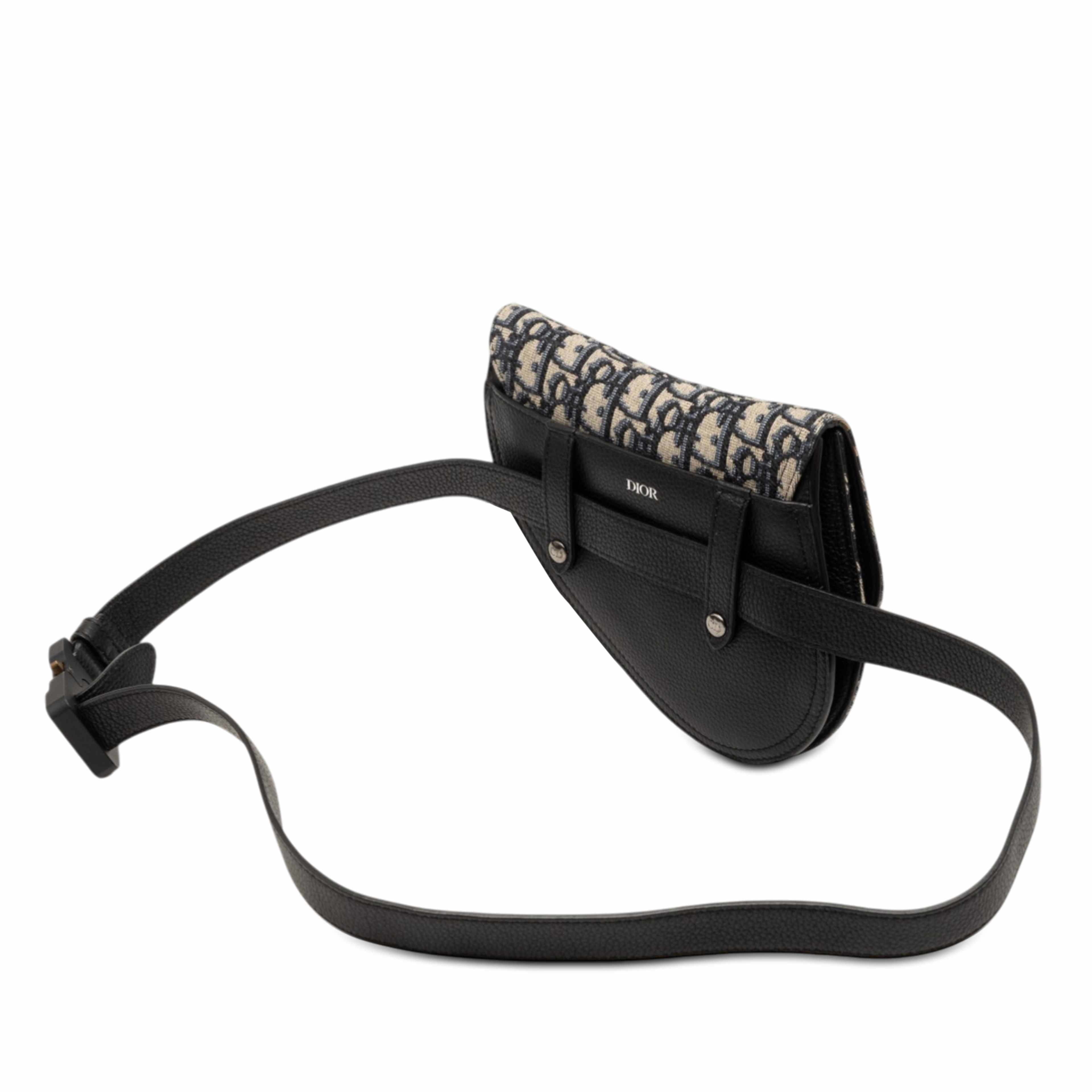 Dior Oblique Canvas Saddle Belt Bag, från Luxclusif, i färgen blå. Klicka för att öppna bilden i stort format
