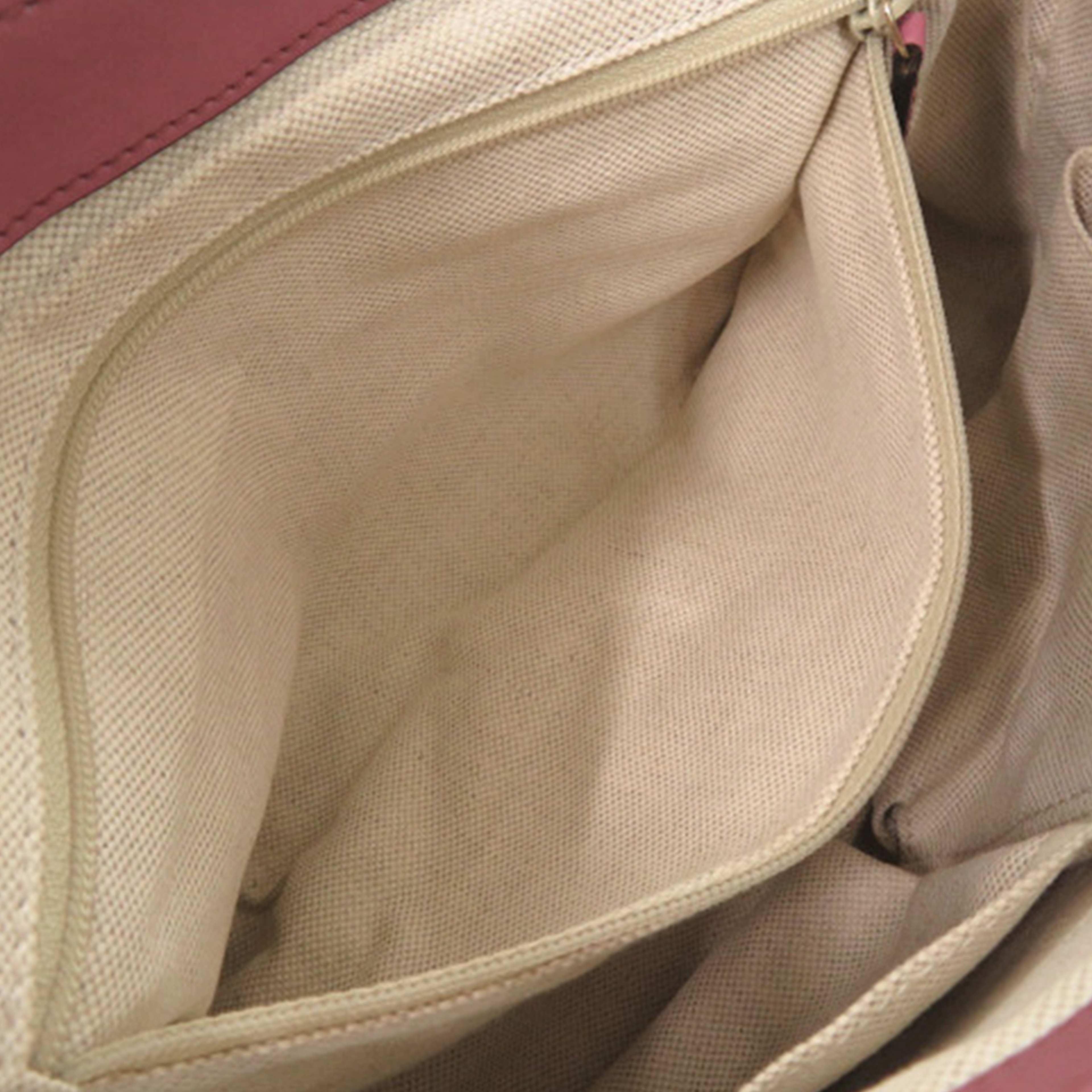 Gucci Microguccissima Sukey Crossbody, från Luxclusif, i färgen pink. Klicka för att öppna bilden i stort format