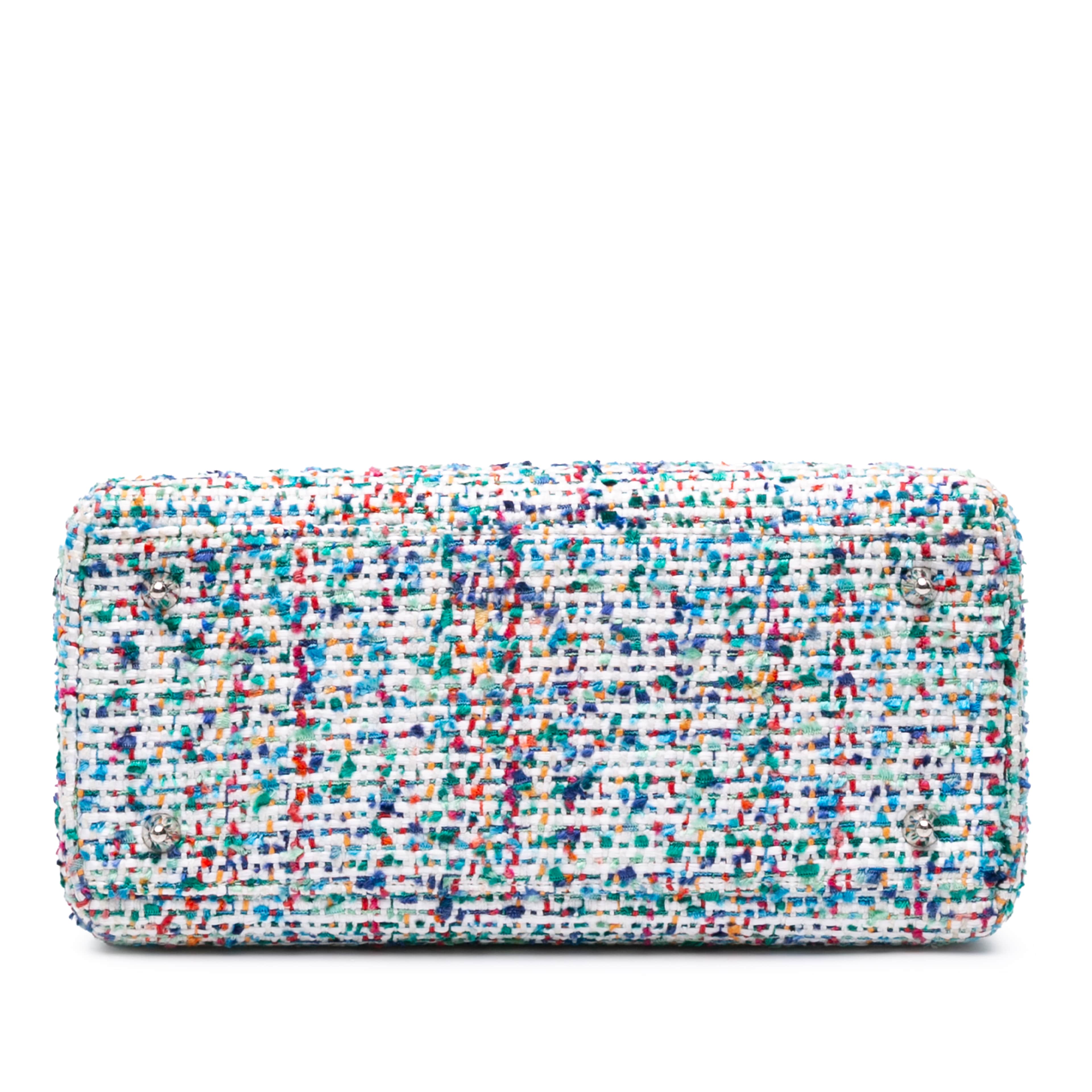 Dior Medium Tweed Lady Dior, från Luxclusif, i färgen light blue. Klicka för att öppna bilden i stort format