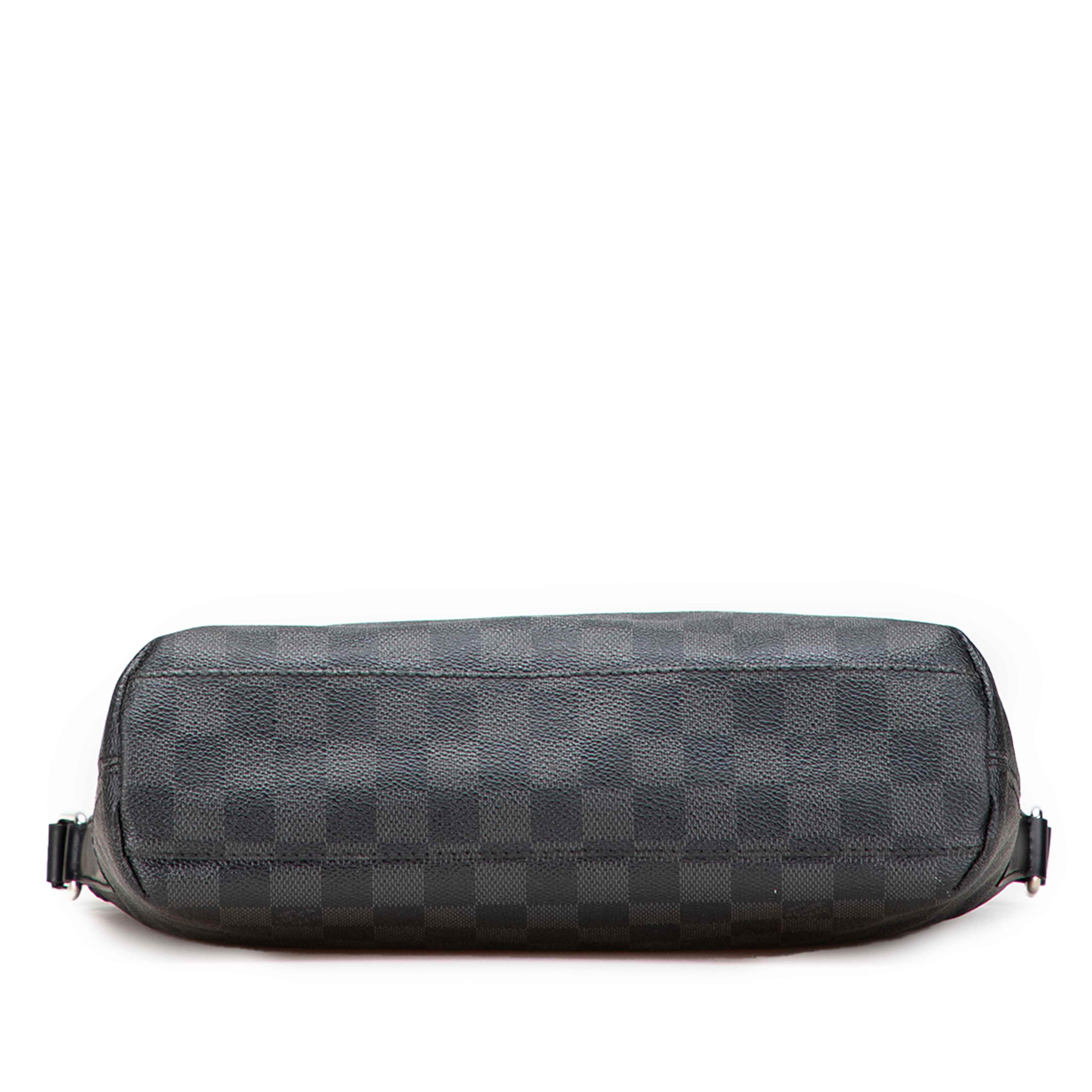 Louis Vuitton Damier Graphite Mick Pm, från Luxclusif, i färgen black. Klicka för att öppna bilden i stort format