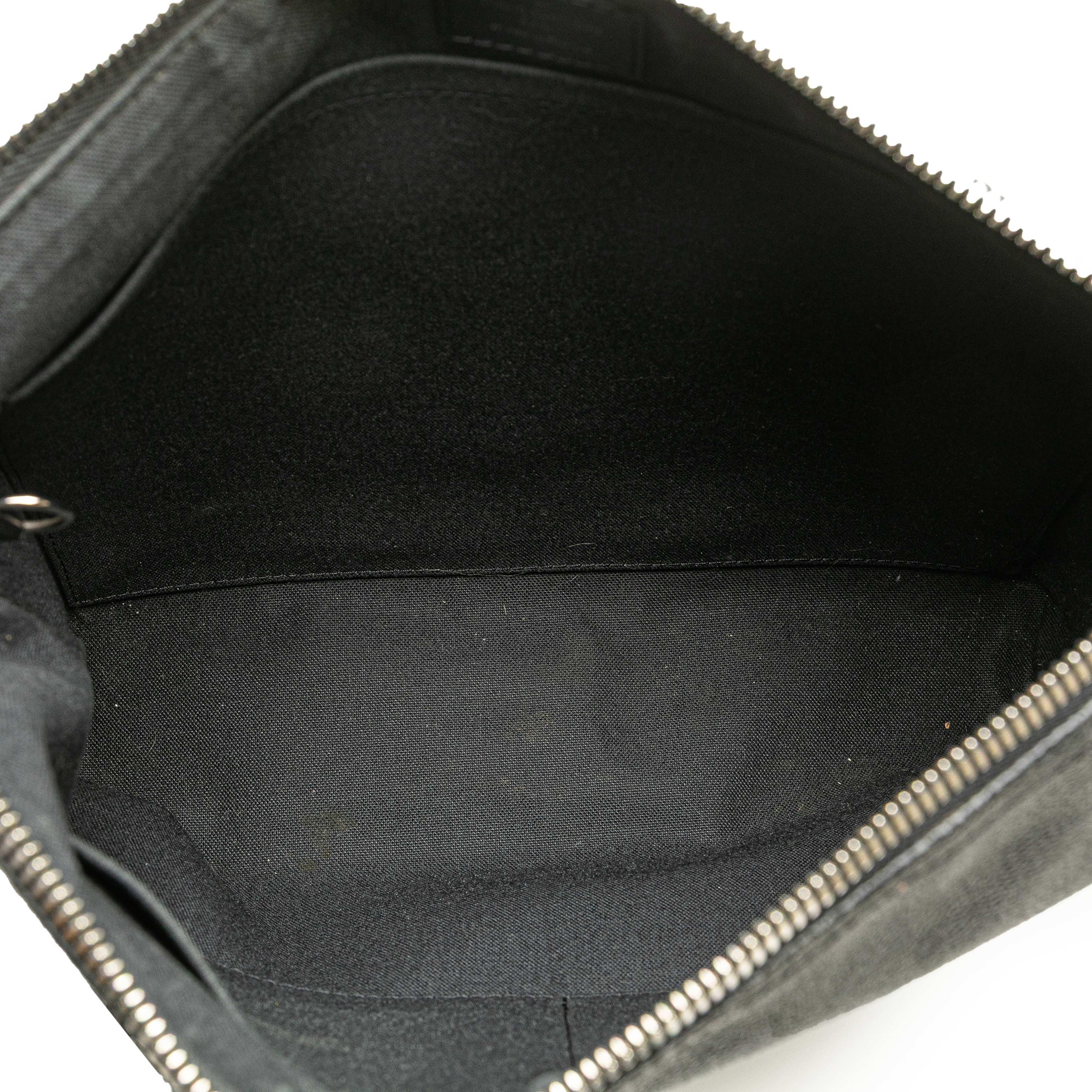 Louis Vuitton Damier Graphite Mick Pm, från Luxclusif, i färgen black. Klicka för att öppna bilden i stort format