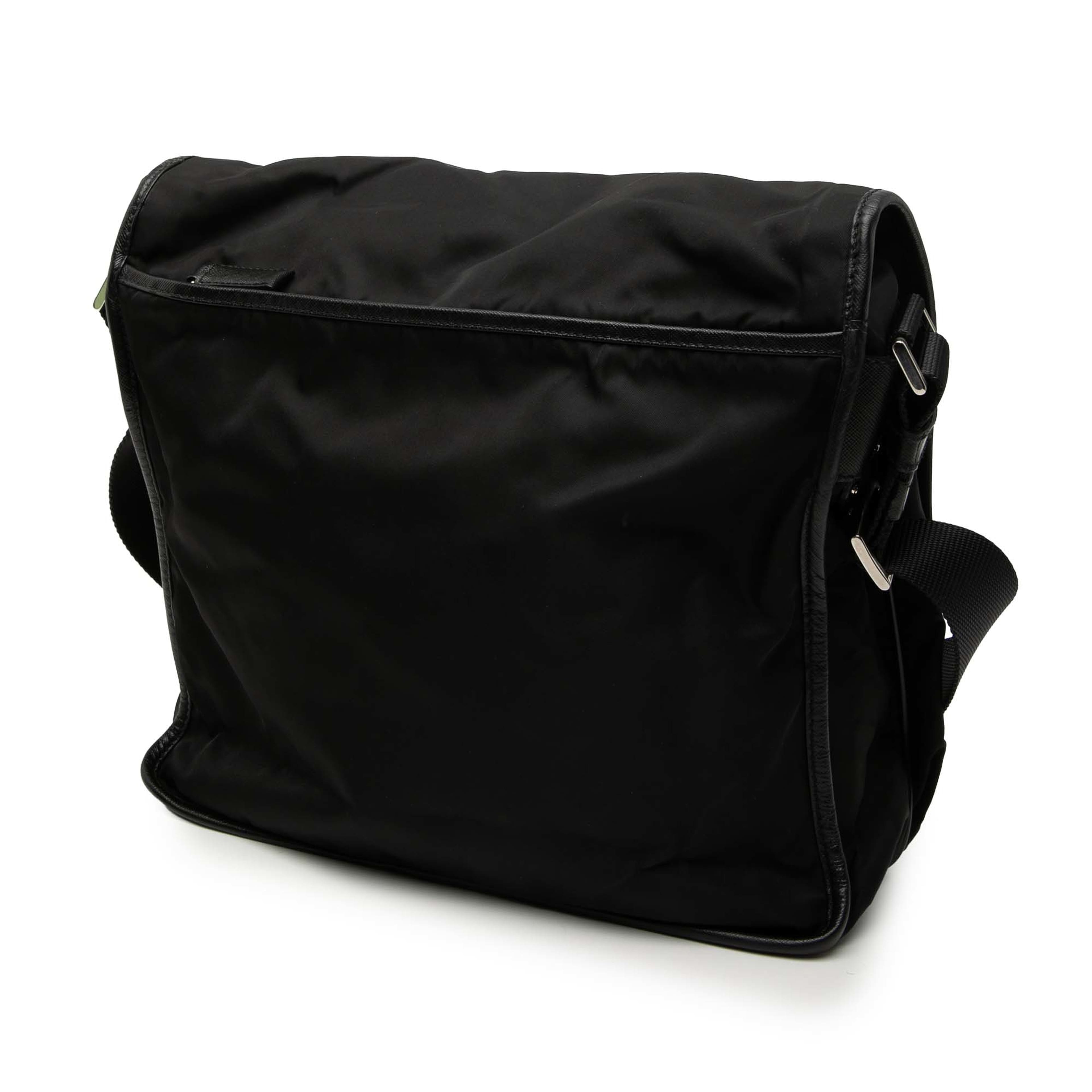 Prada Saffiano Trimmed Tessuto Buckle Messenger Bag, från Luxclusif, i färgen black. Klicka för att öppna bilden i stort format