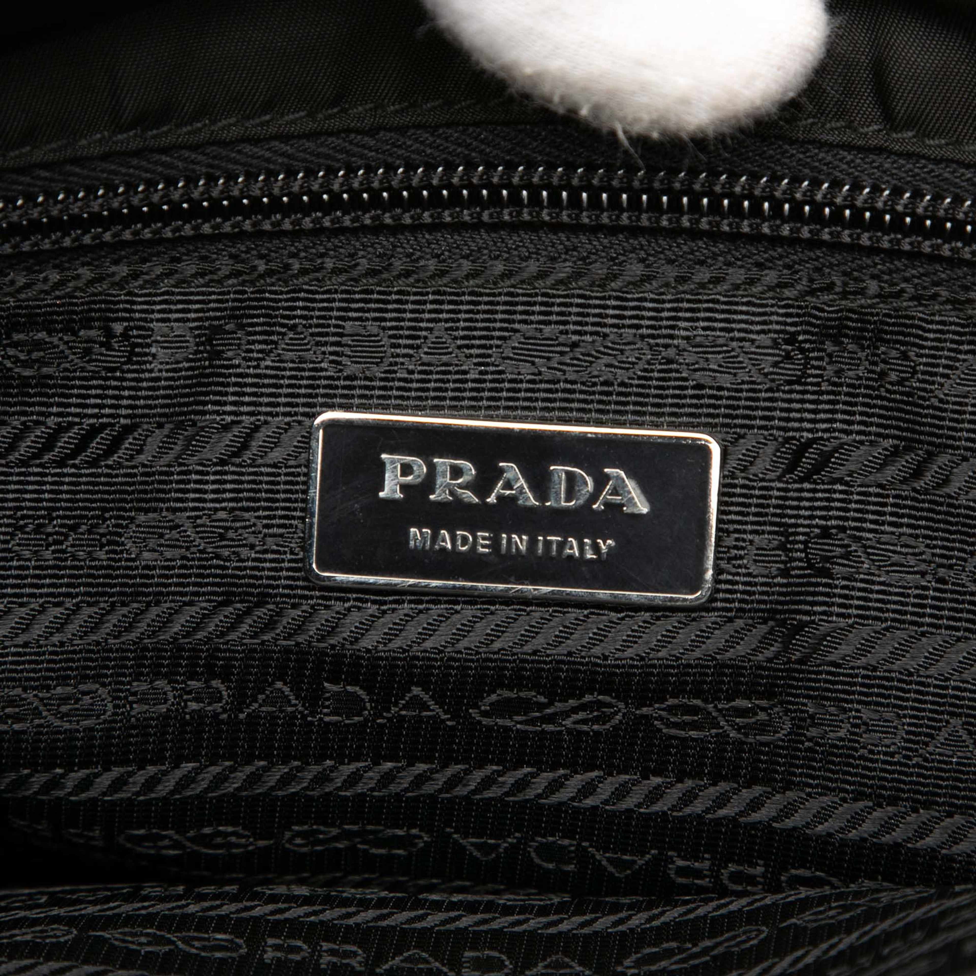 Prada Saffiano Trimmed Tessuto Buckle Messenger Bag, från Luxclusif, i färgen black. Klicka för att öppna bilden i stort format