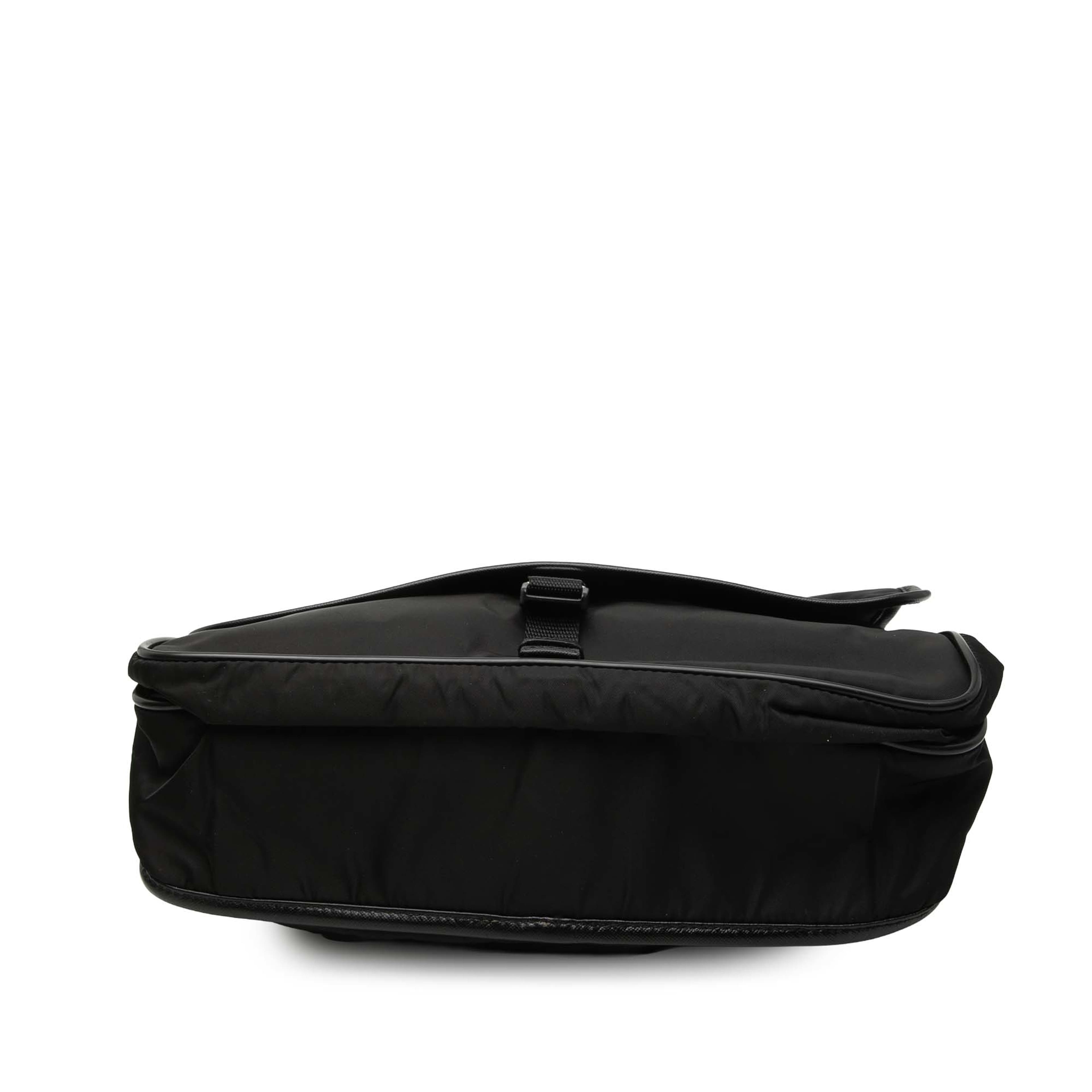 Prada Saffiano Trimmed Tessuto Buckle Messenger Bag, från Luxclusif, i färgen black. Klicka för att öppna bilden i stort format