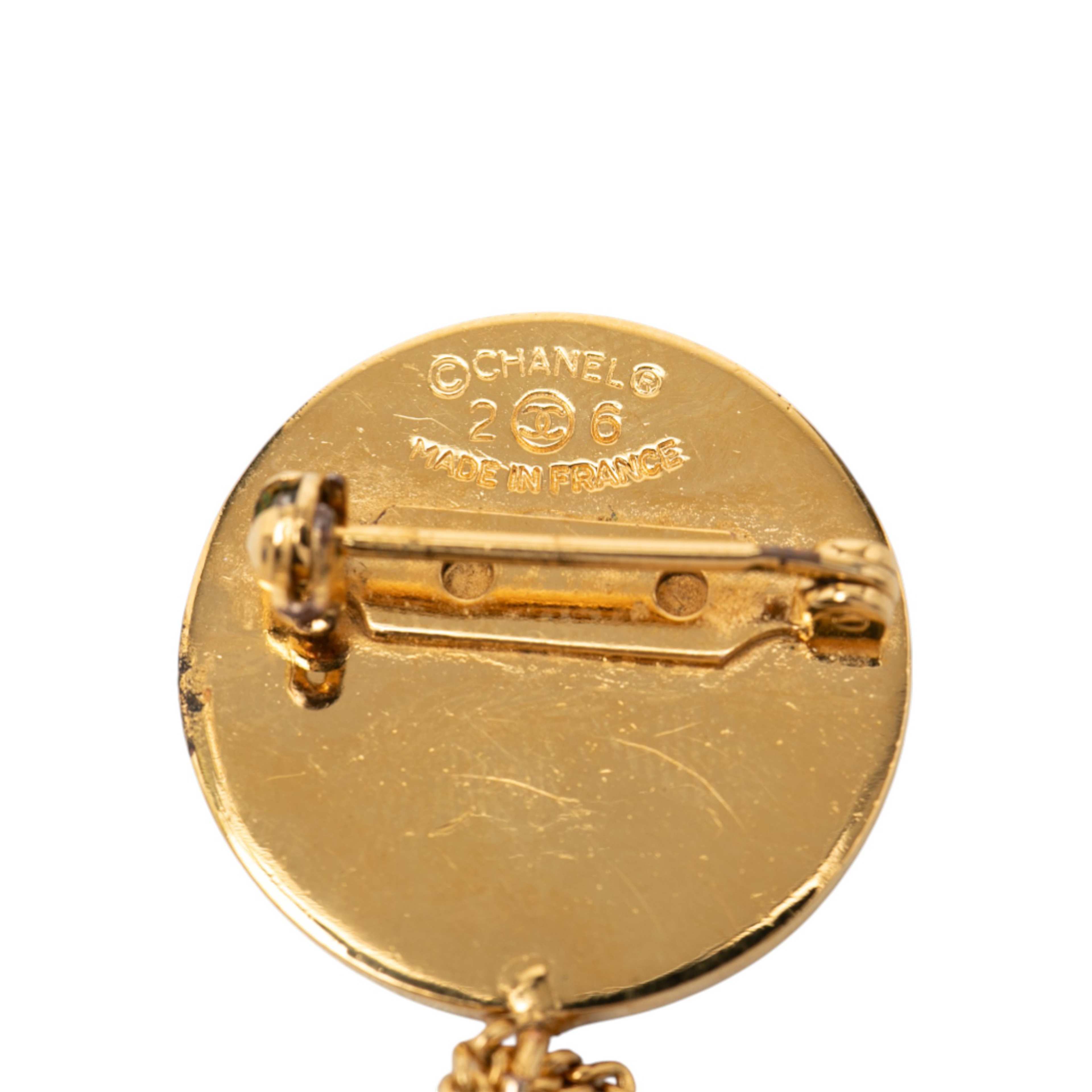 Chanel Cc Gold Plated Quilted Flap Bag Medallion Brooch, från Luxclusif, i färgen gold. Klicka för att öppna bilden i stort format