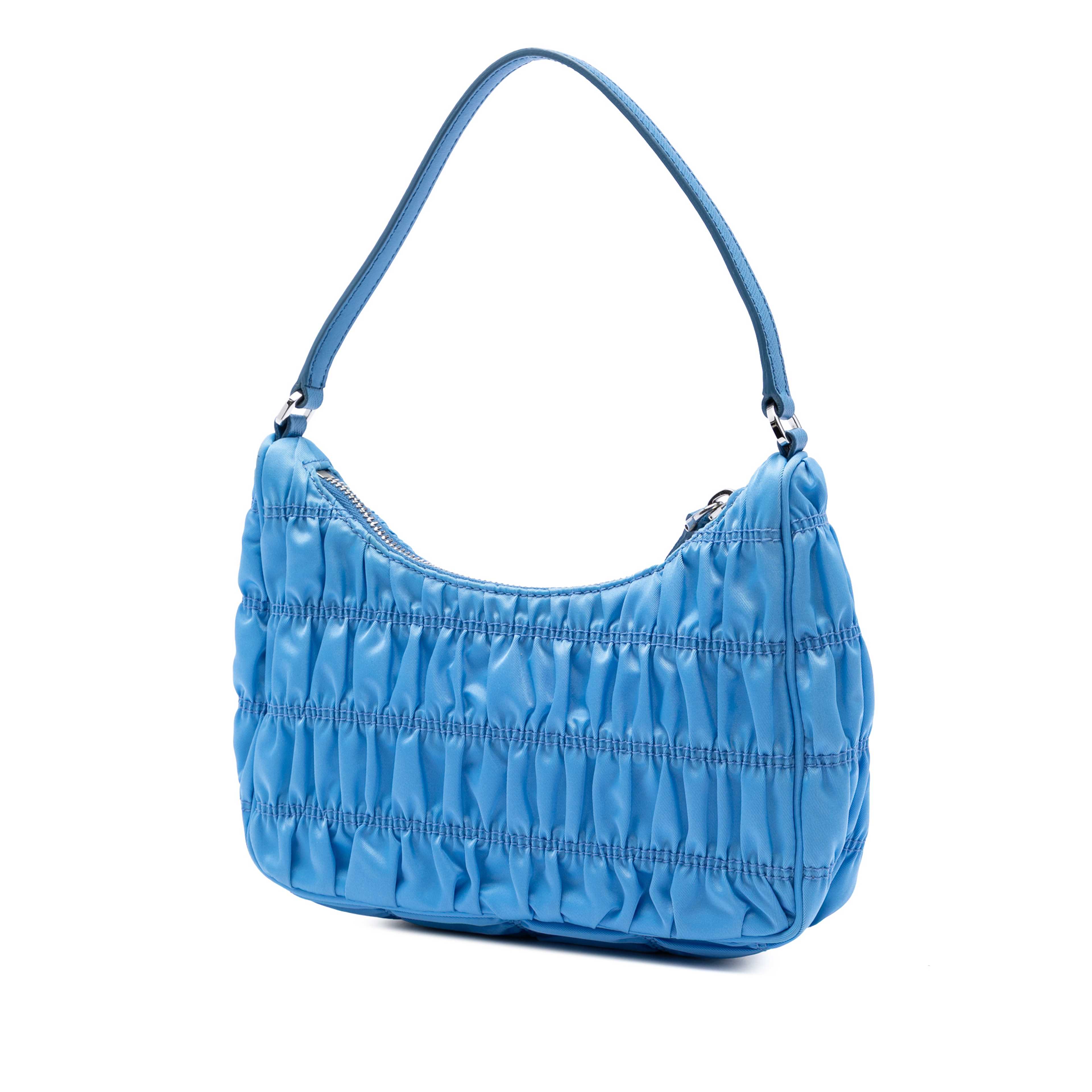 Prada Tessuto Gaufre Re Edition Shoulder Bag, från Luxclusif, i färgen blå. Klicka för att öppna bilden i stort format