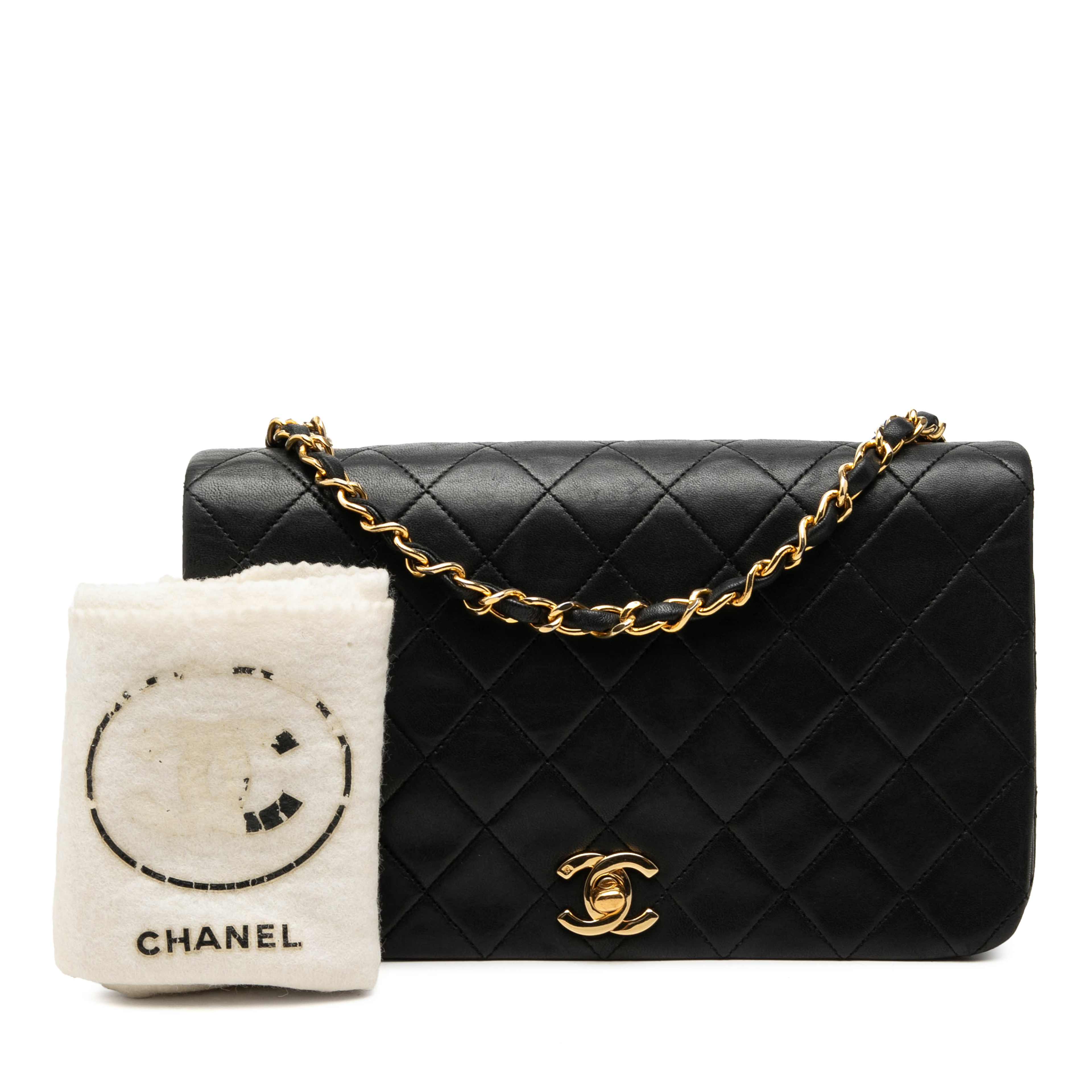 Chanel Cc Quilted Lambskin Full Single Flap, från Luxclusif, i färgen svart. Klicka för att öppna bilden i stort format