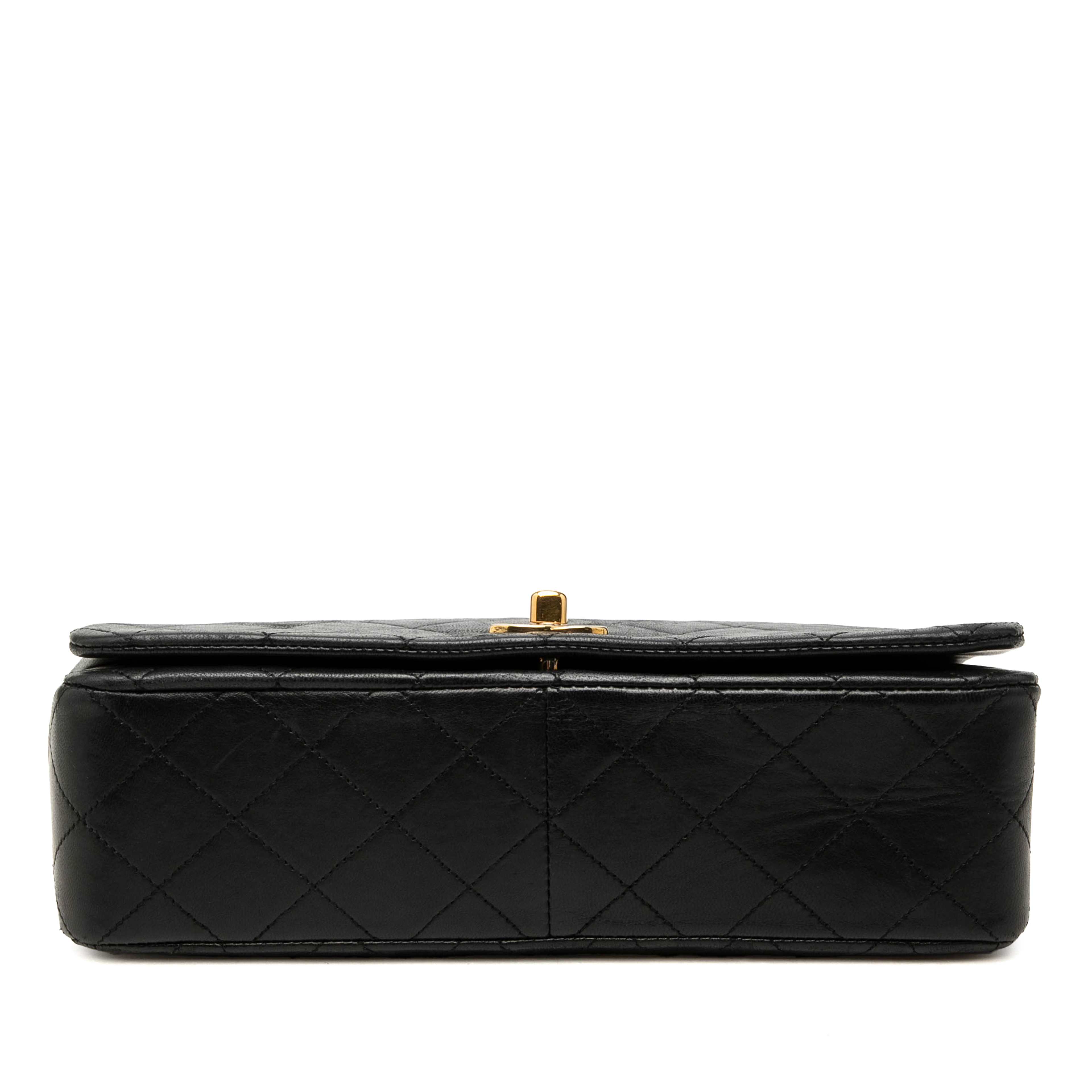 Chanel Cc Quilted Lambskin Full Single Flap, från Luxclusif, i färgen svart. Klicka för att öppna bilden i stort format