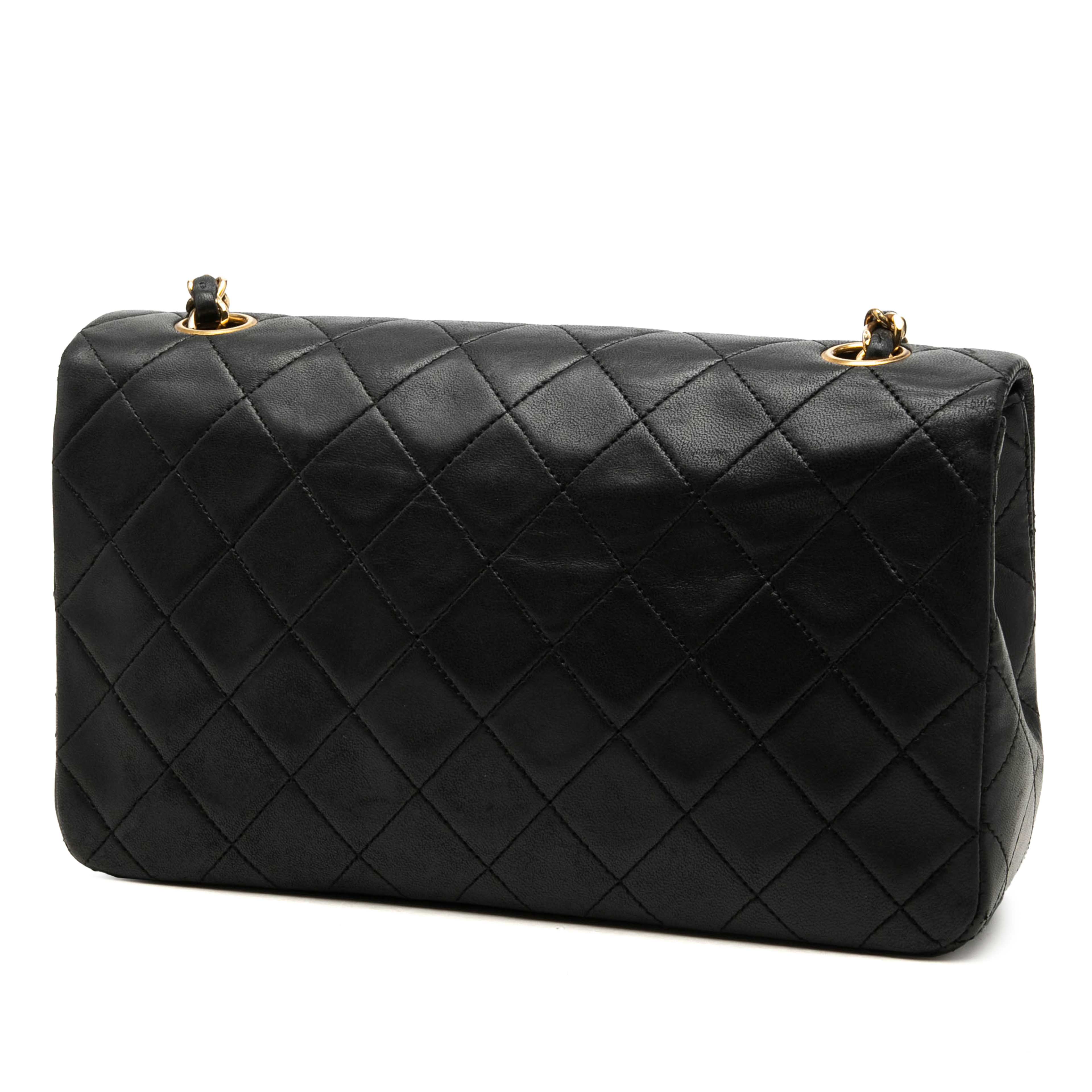 Chanel Cc Quilted Lambskin Full Single Flap, från Luxclusif, i färgen svart. Klicka för att öppna bilden i stort format