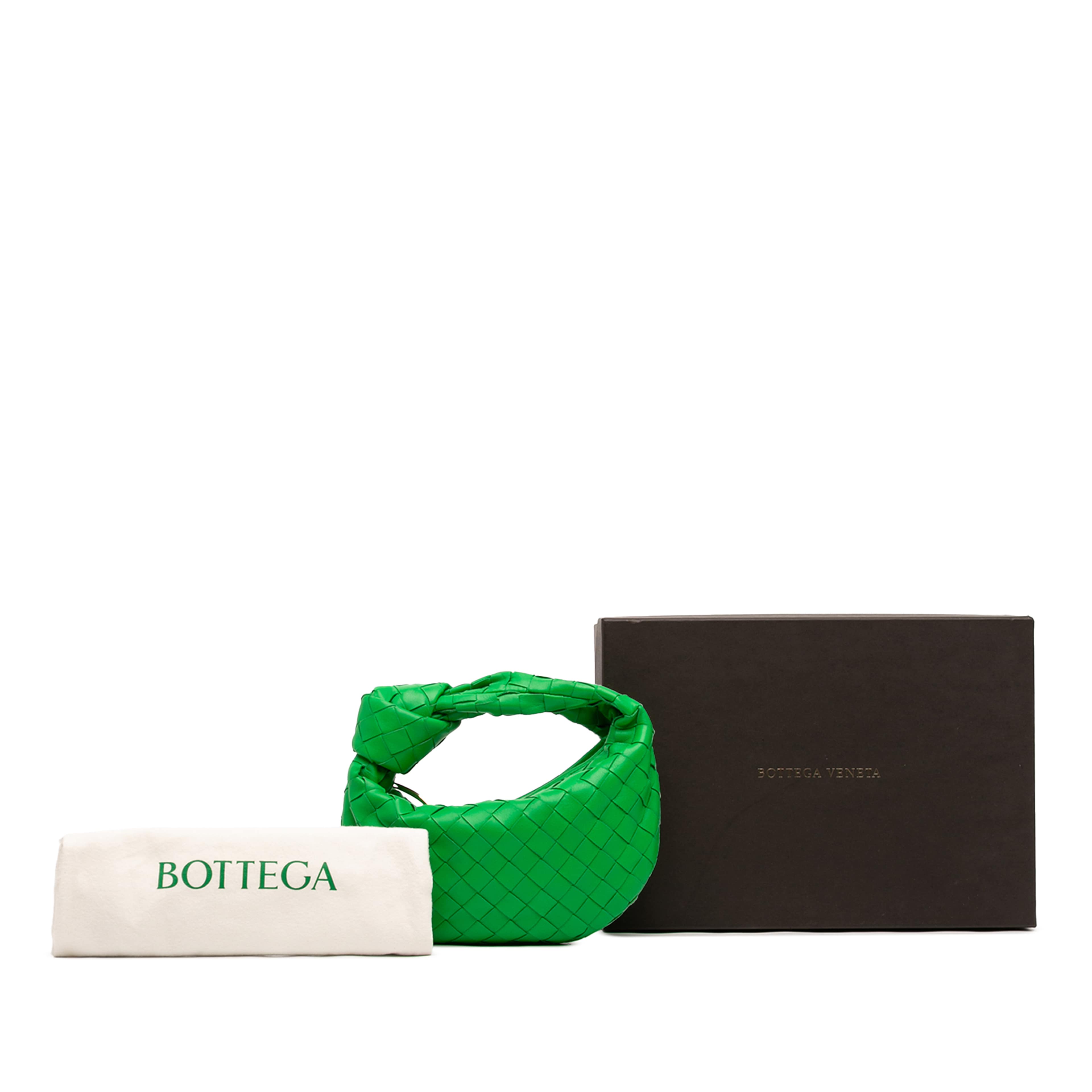 Bottega Veneta Mini Nappa Intrecciato Jodie, från Luxclusif, i färgen grön. Klicka för att öppna bilden i stort format