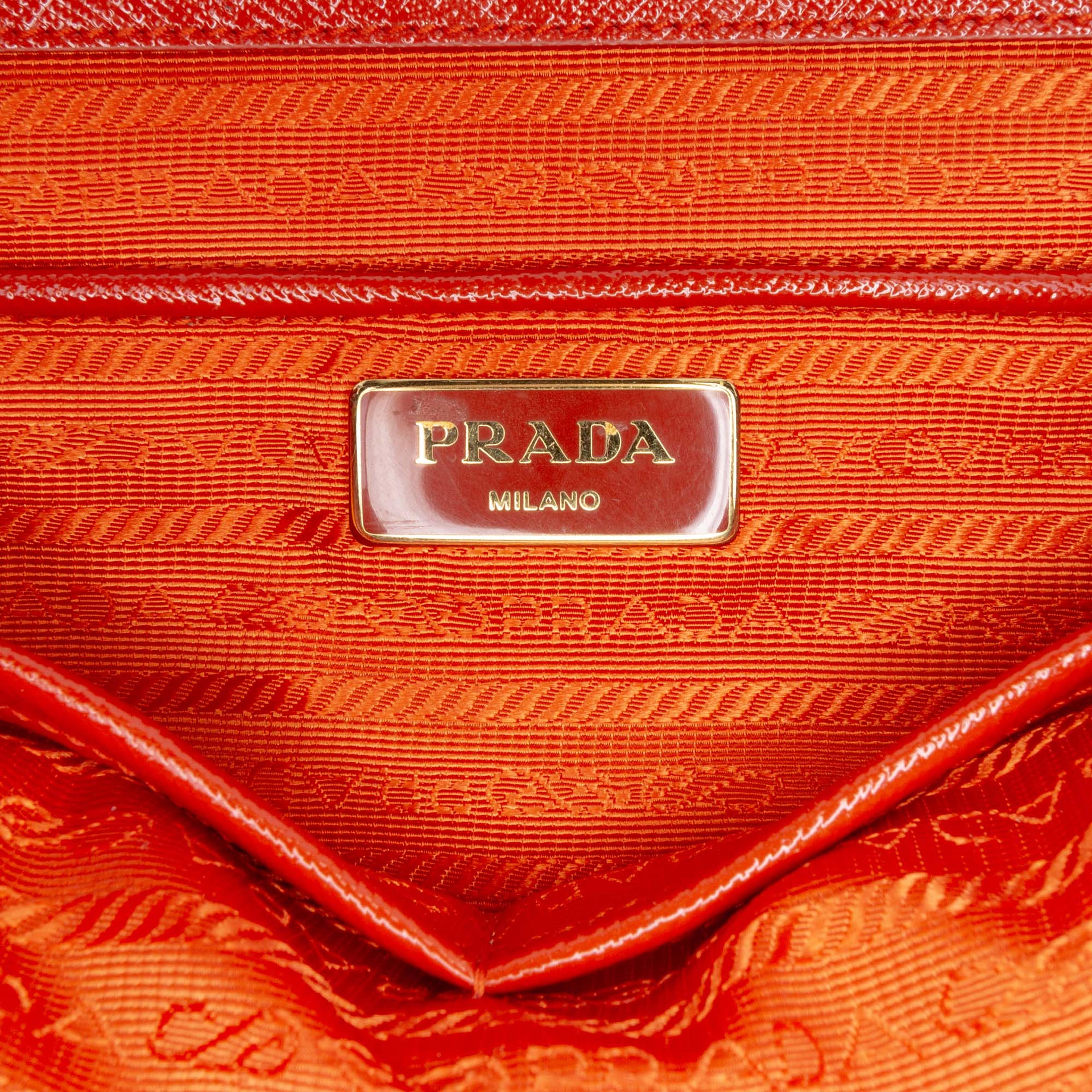 Prada Medium Saffiano Vernice Galleria Double Zip Satchel, från Luxclusif, i färgen red. Klicka för att öppna bilden i stort format