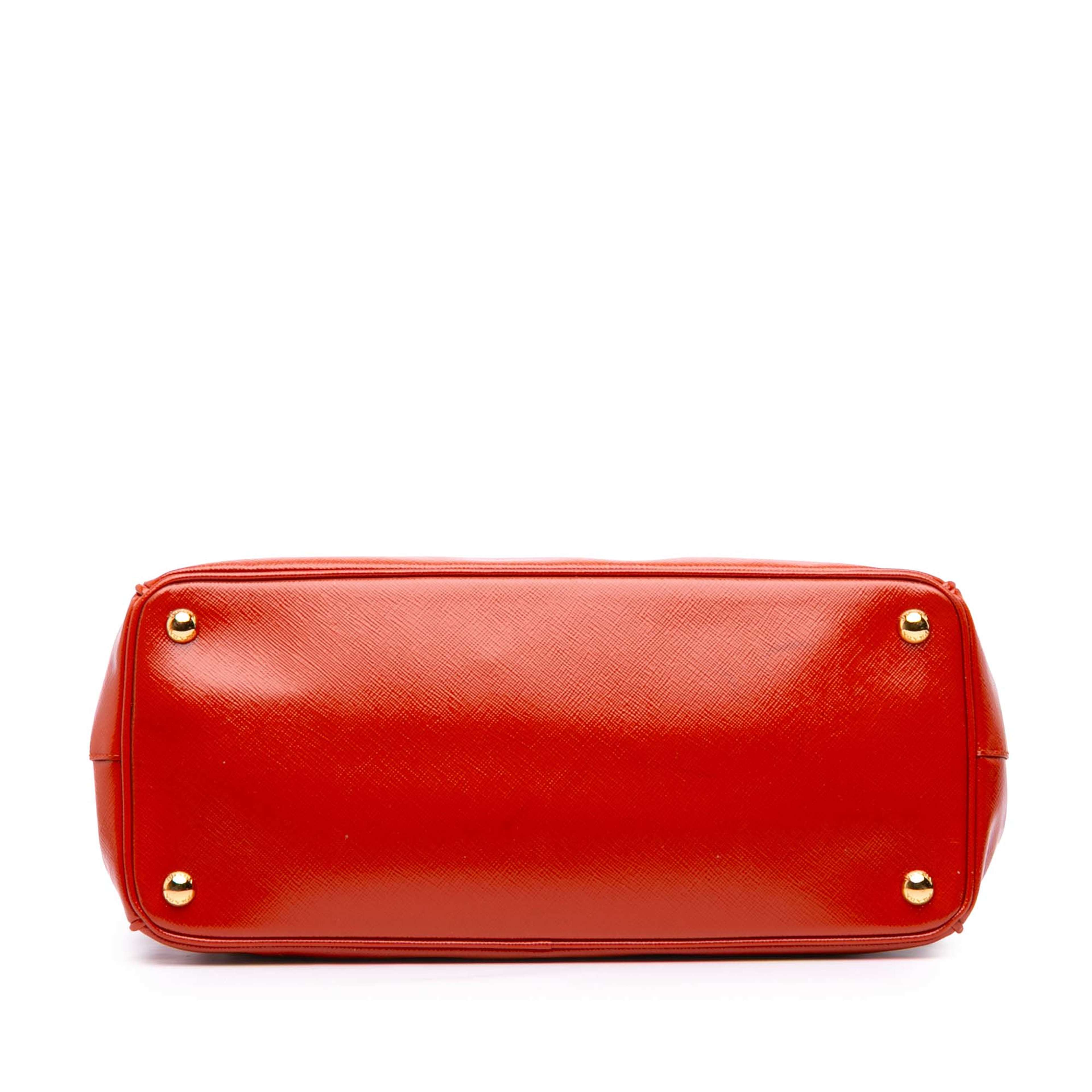 Prada Medium Saffiano Vernice Galleria Double Zip Satchel, från Luxclusif, i färgen red. Klicka för att öppna bilden i stort format