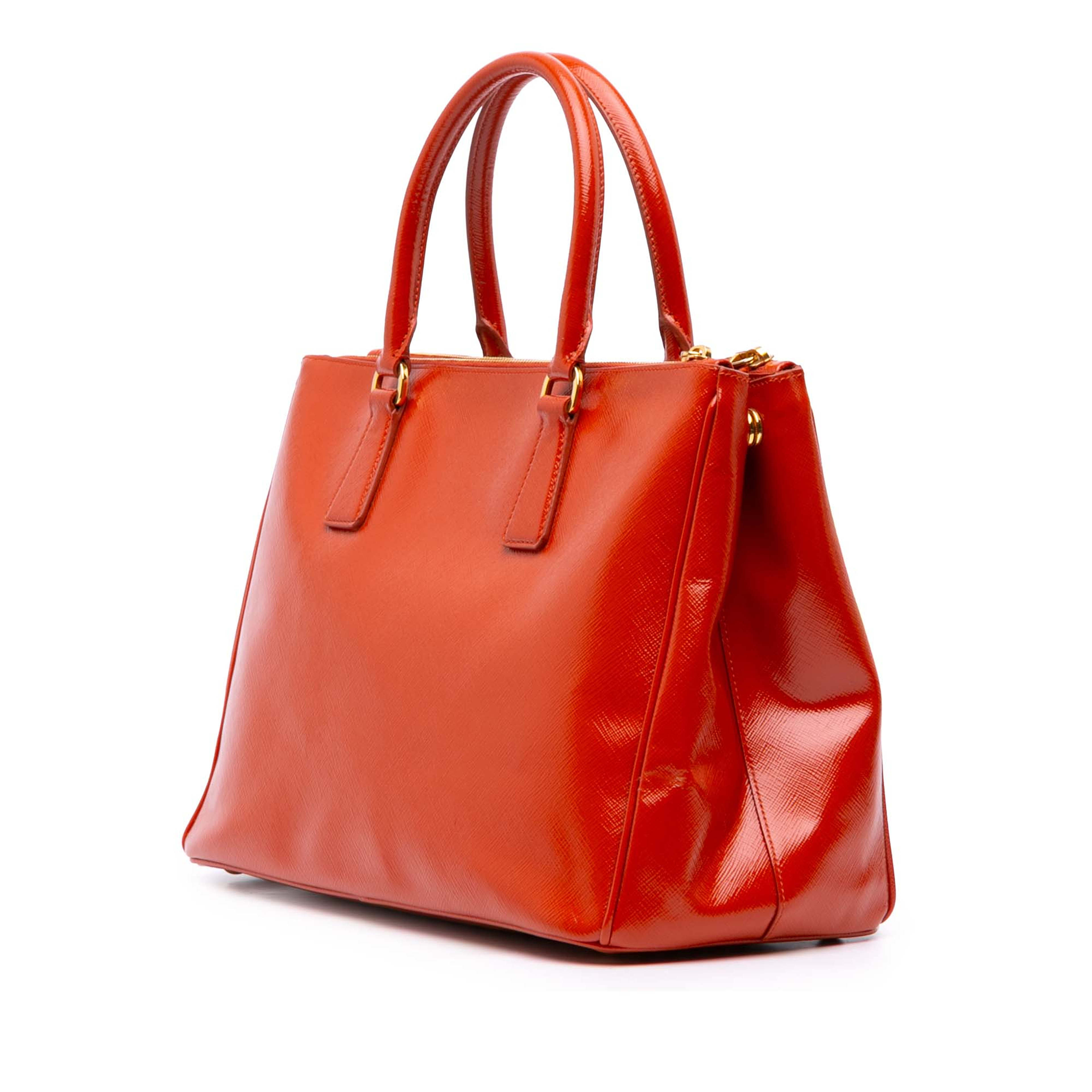 Prada Medium Saffiano Vernice Galleria Double Zip Satchel, från Luxclusif, i färgen röd. Klicka för att öppna bilden i stort format