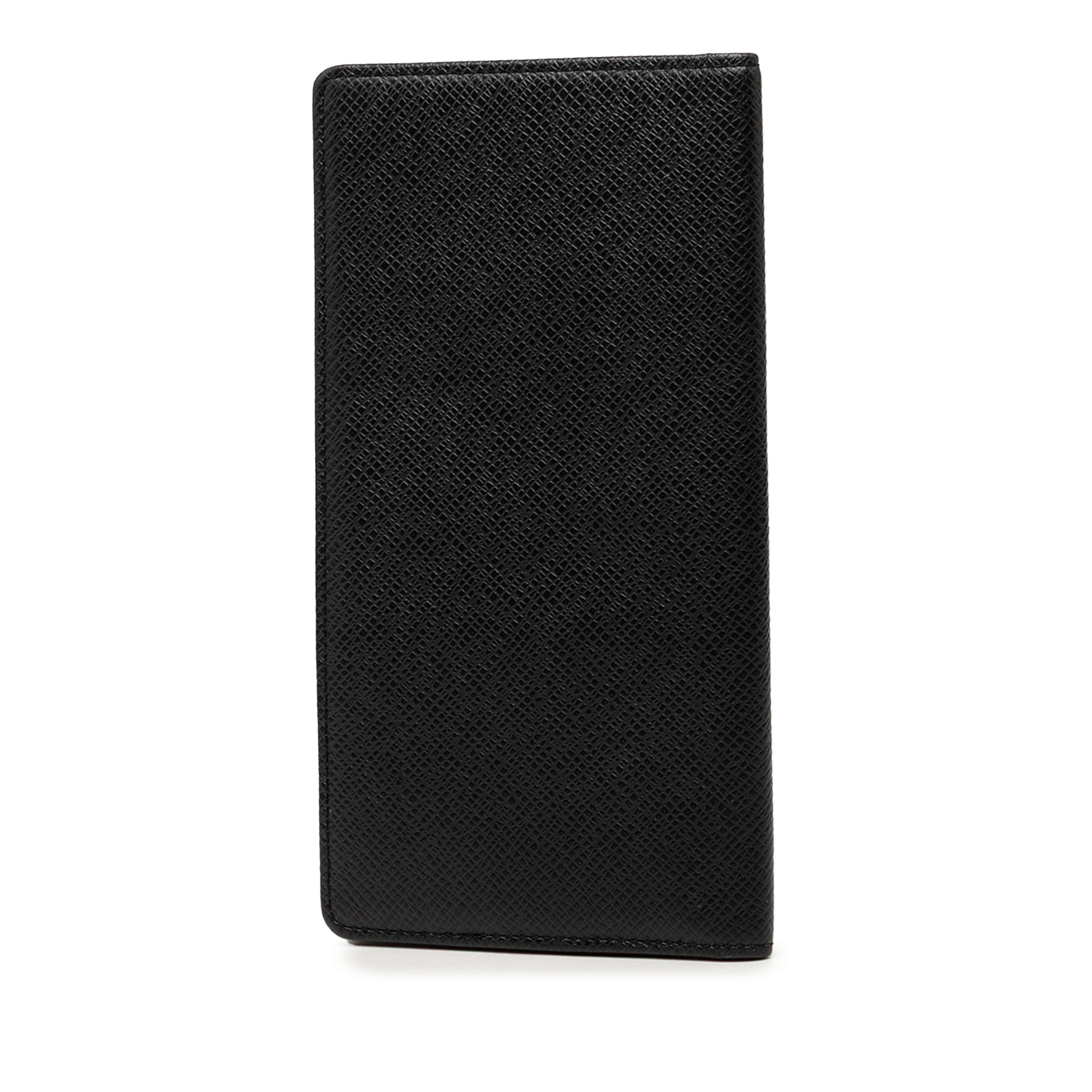 Louis Vuitton Taiga Brazza Wallet, från Luxclusif, i färgen black. Klicka för att öppna bilden i stort format
