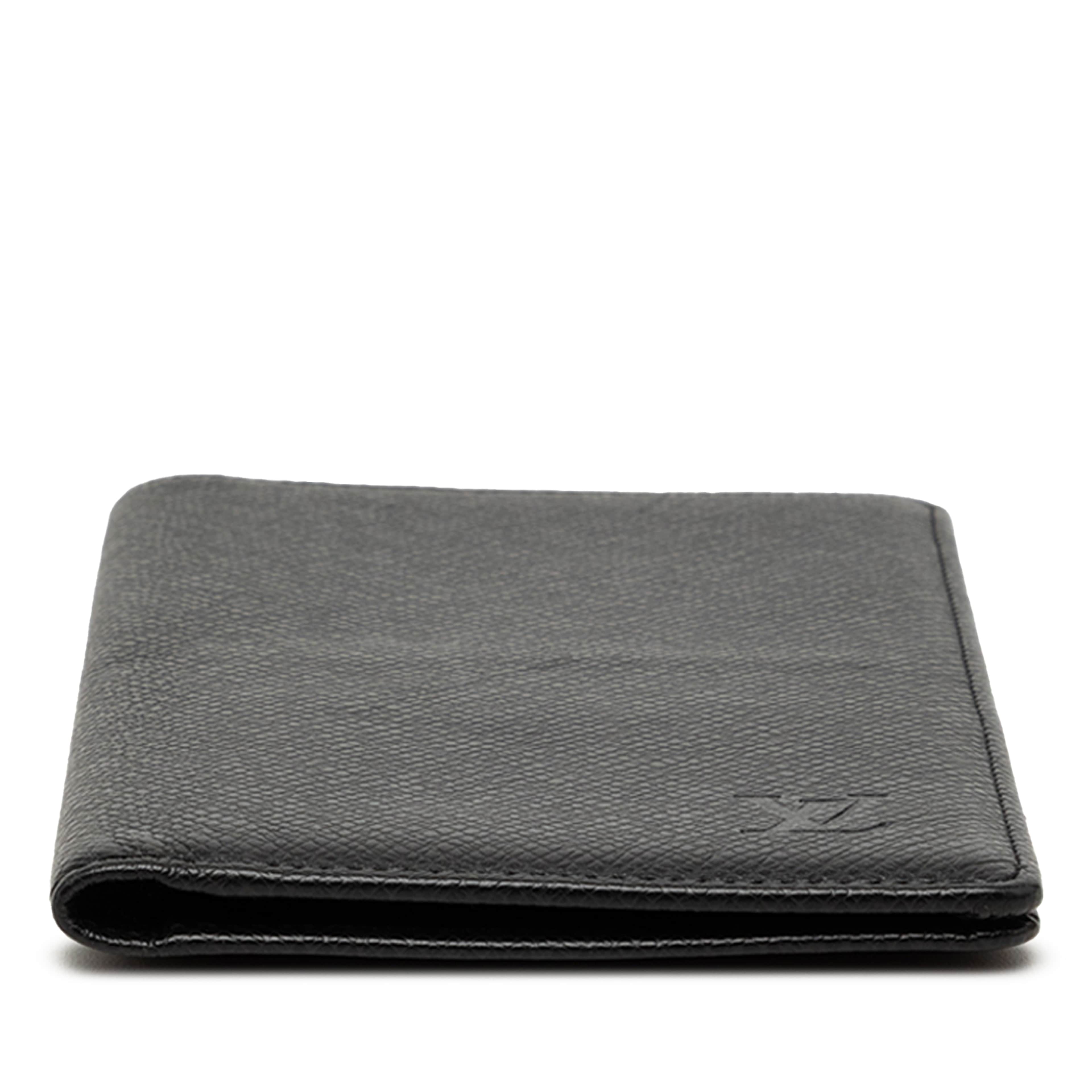 Louis Vuitton Taiga Brazza Wallet, från Luxclusif, i färgen black. Klicka för att öppna bilden i stort format